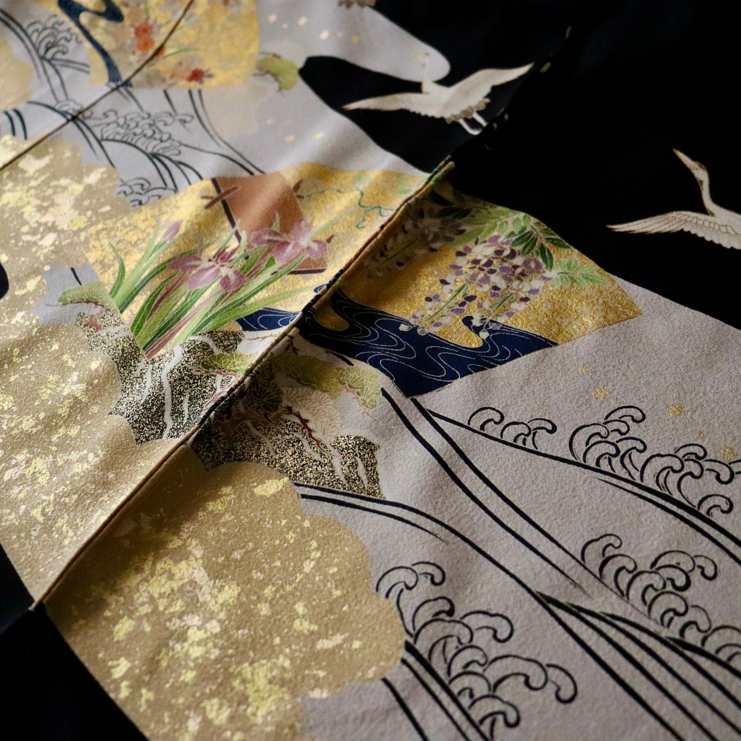 黒留袖「手描き友禅 - 鶴に地紙」吉澤織物