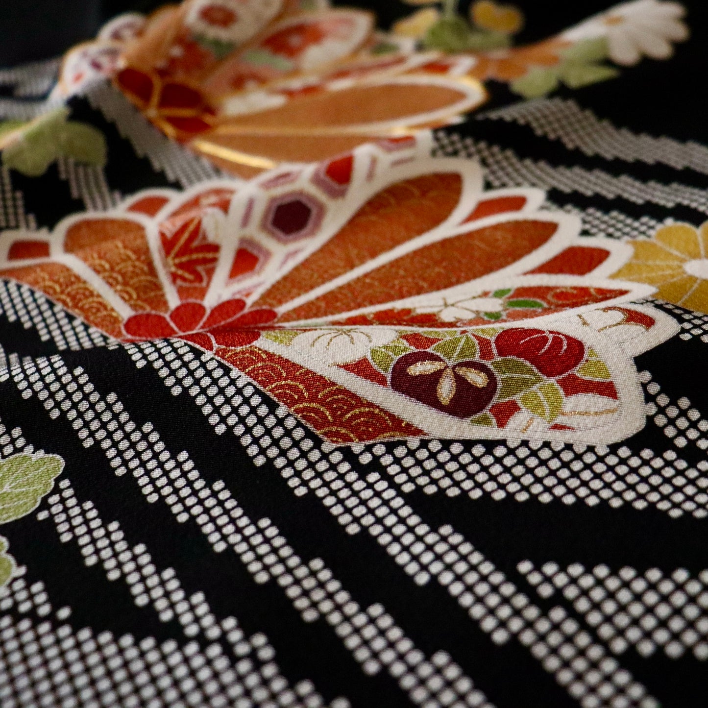 黒留袖「手描き京友禅 - 疋田波に寛文の菊」丸福染匠