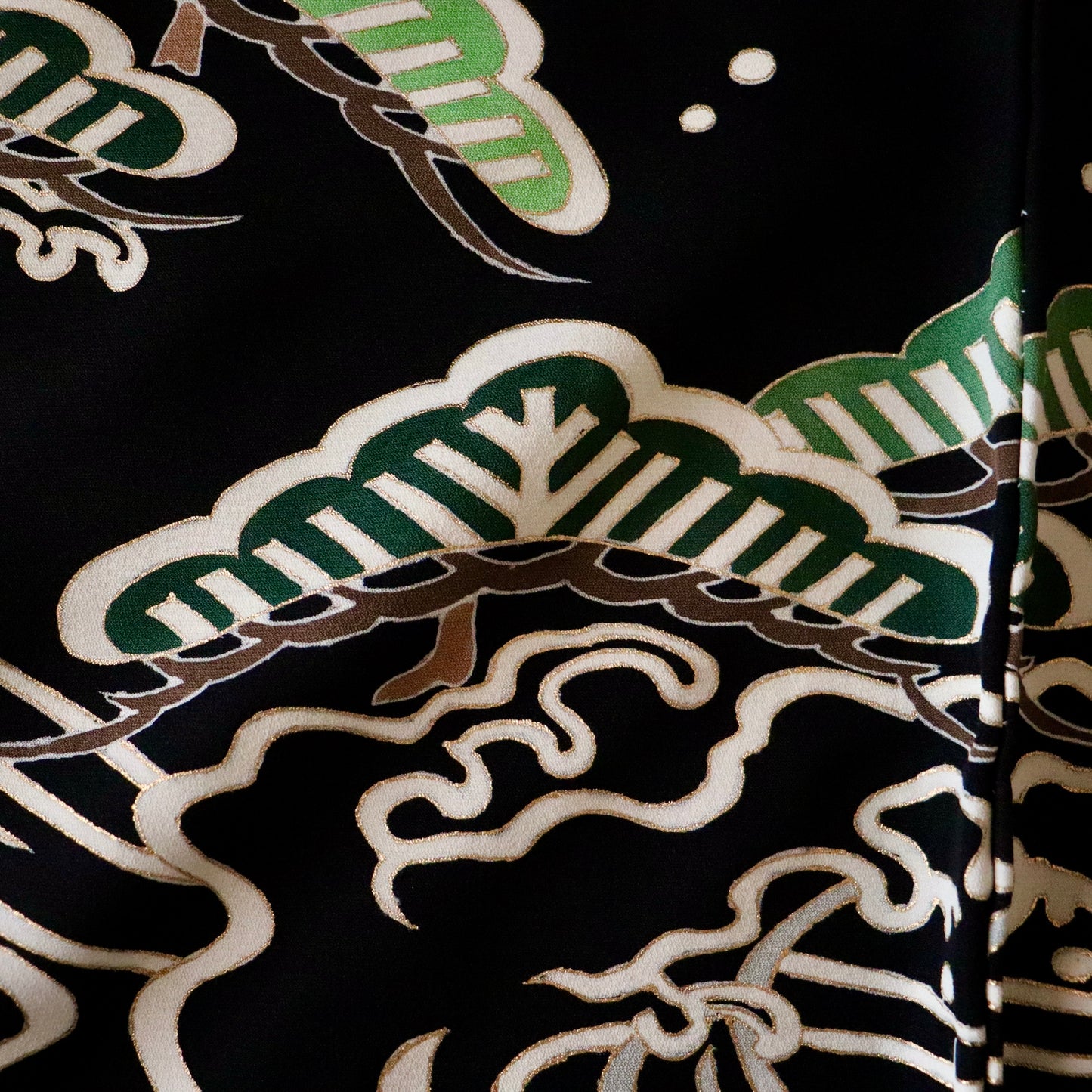 黒留袖「手描き京友禅 - 波と宝尽くし」ちきりや吉右衛門