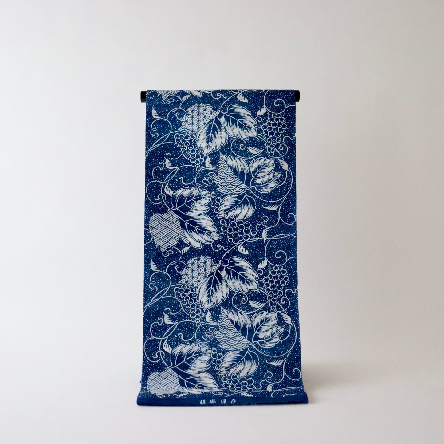 綿絽ゆかた「長板中型藍染 - 葡萄唐草」初山寛