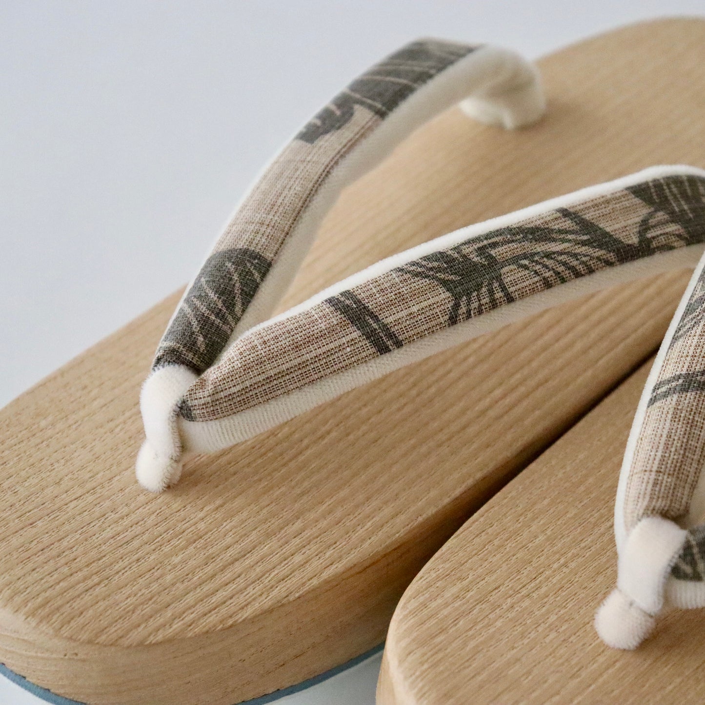 下駄「白桐 - 松煙染」やまざき