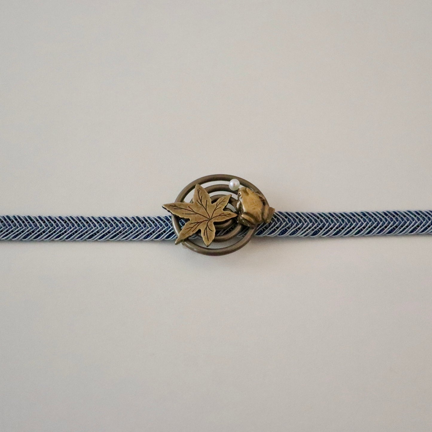 帯留「蛙と楓と波紋」大原商店