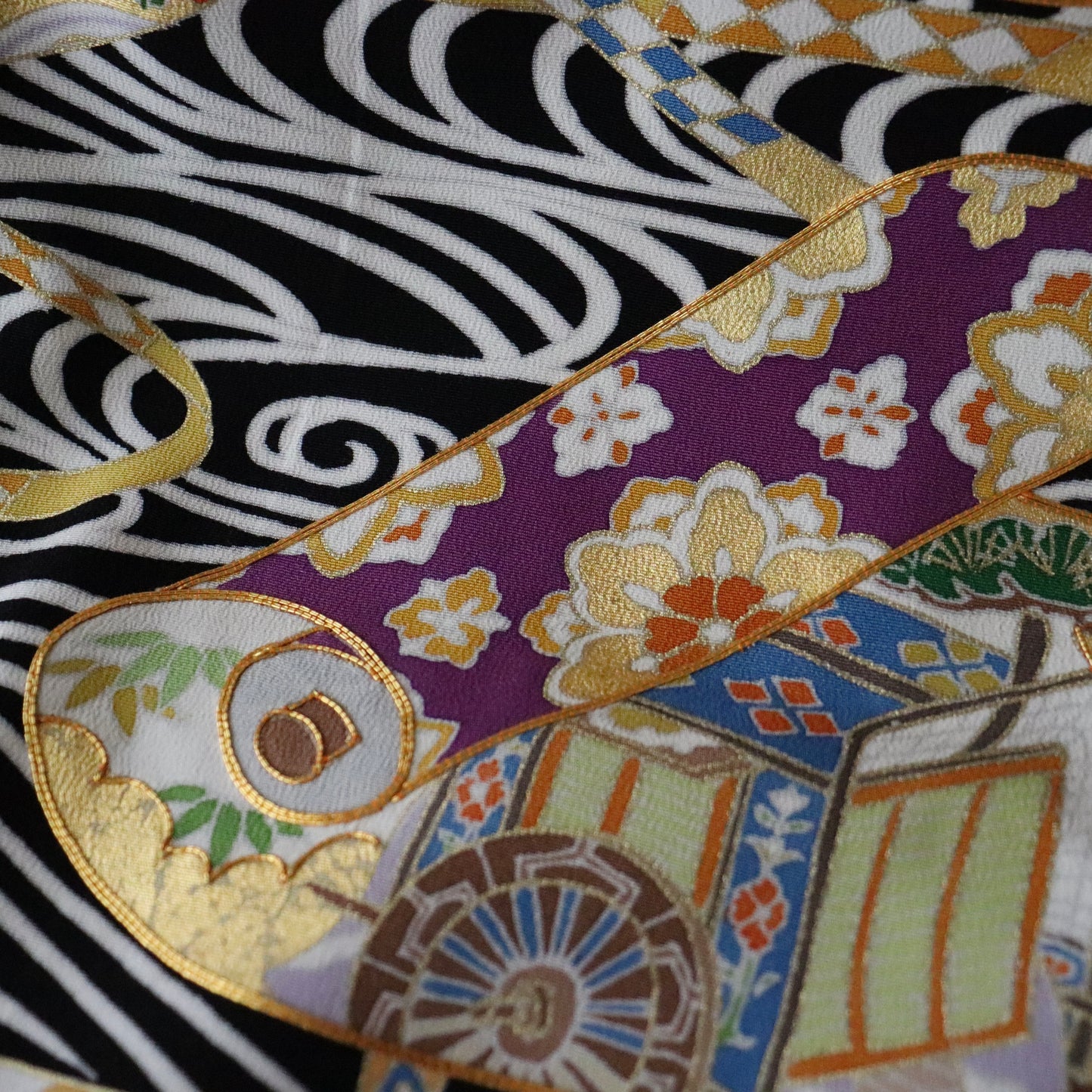 黒留袖「手描き京友禅 - 波に巻物」髙橋啓