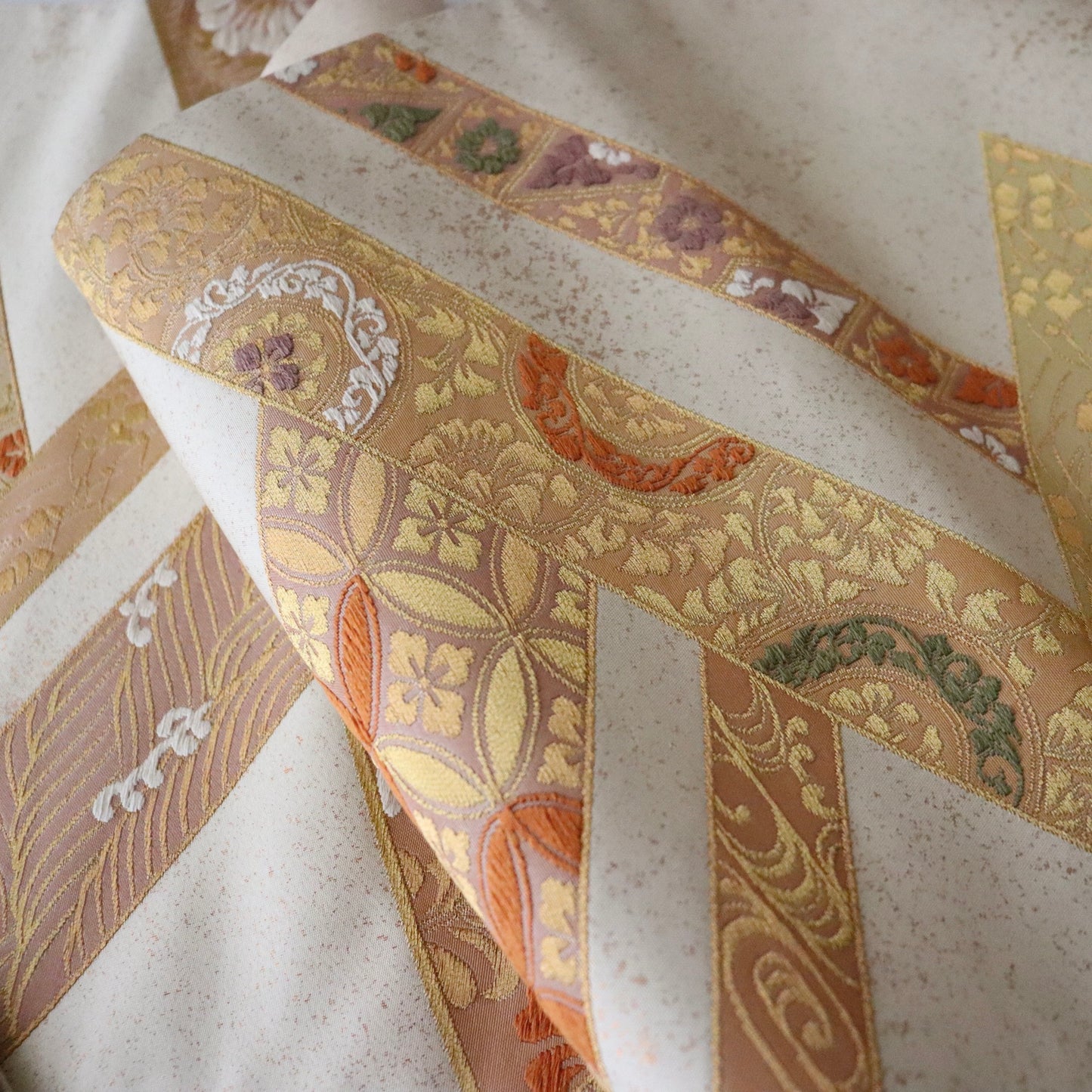 袋帯「有職斜段文」梅垣織物