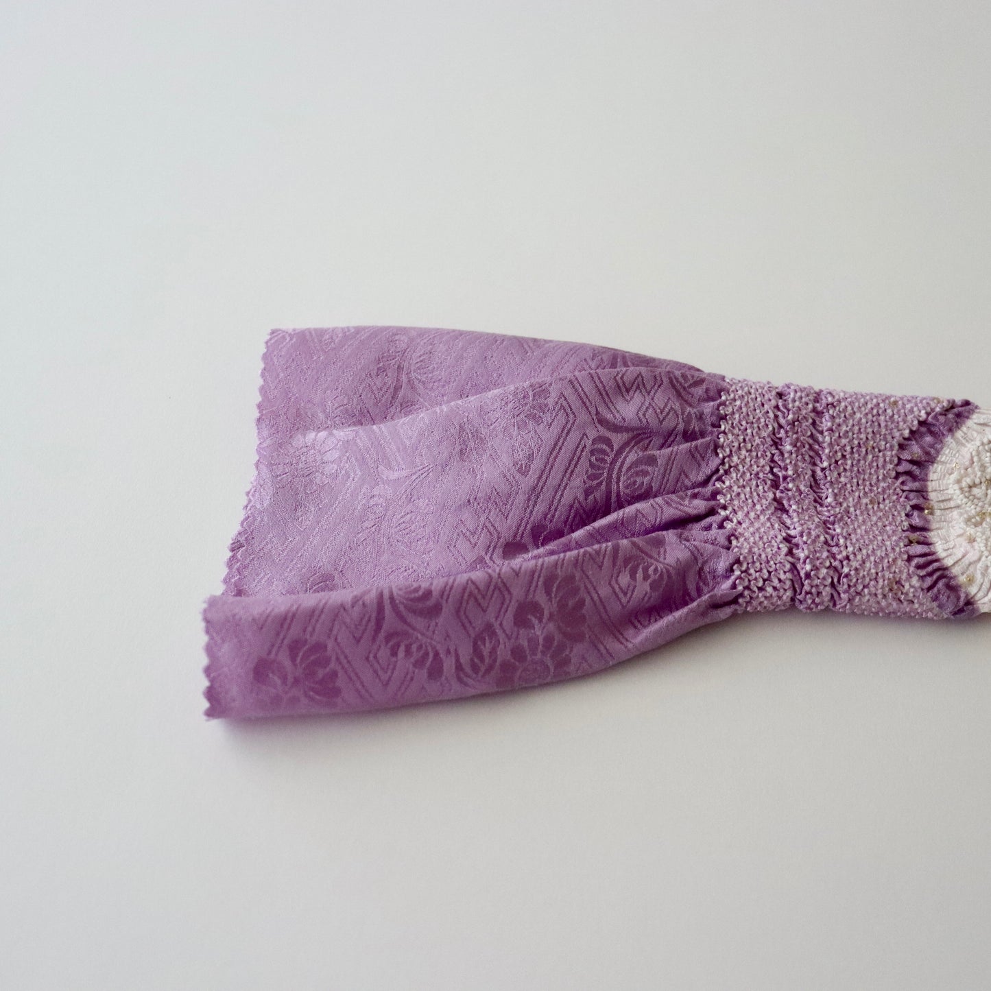 絞染帯揚げ「八重桜輪 - 薄葡萄 白」大原商店