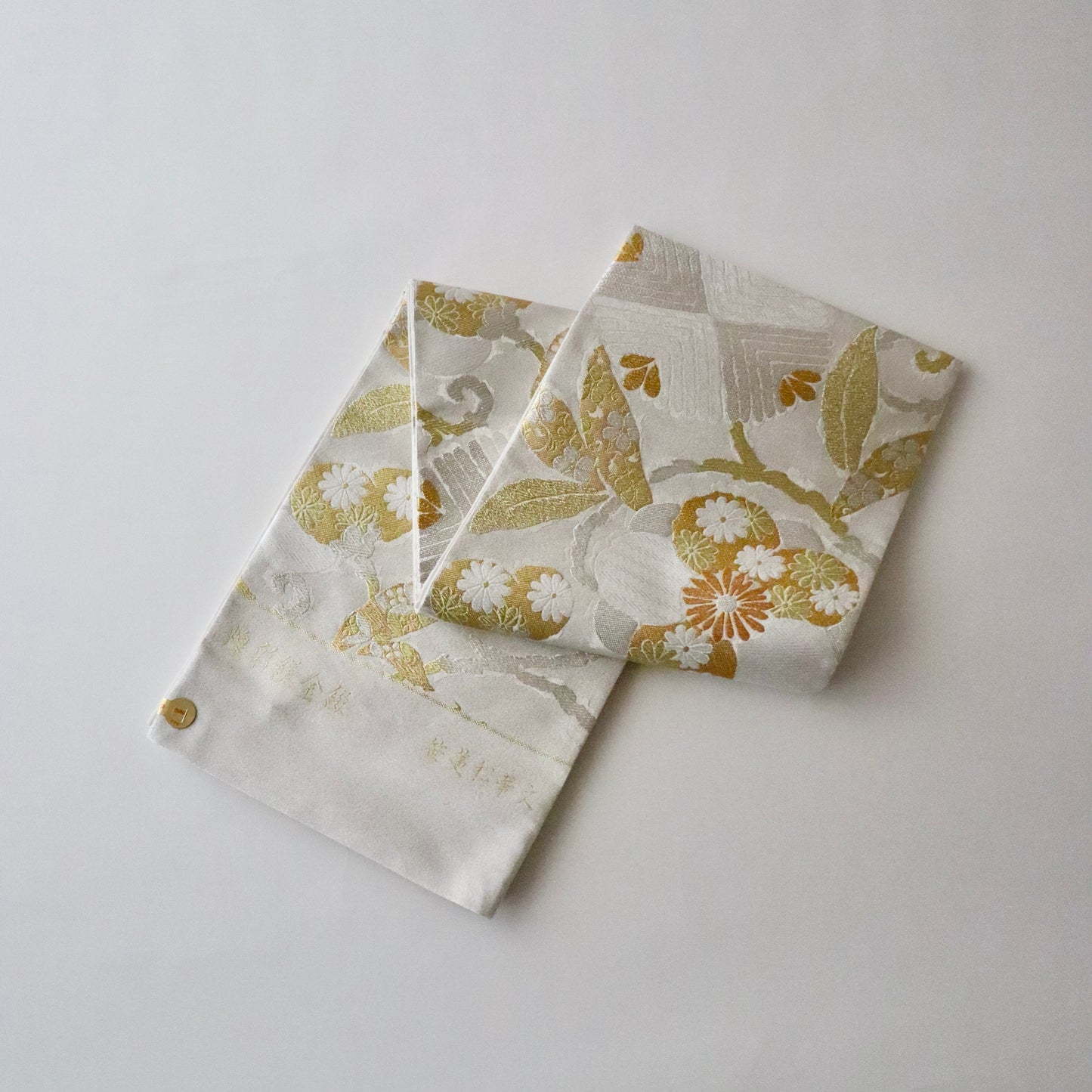 袋帯「煌彩縒金綴 - 笹蔓松華文」志都香