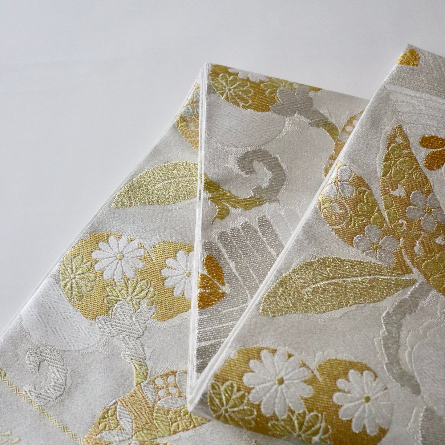 袋帯「煌彩縒金綴 - 笹蔓松華文」志都香