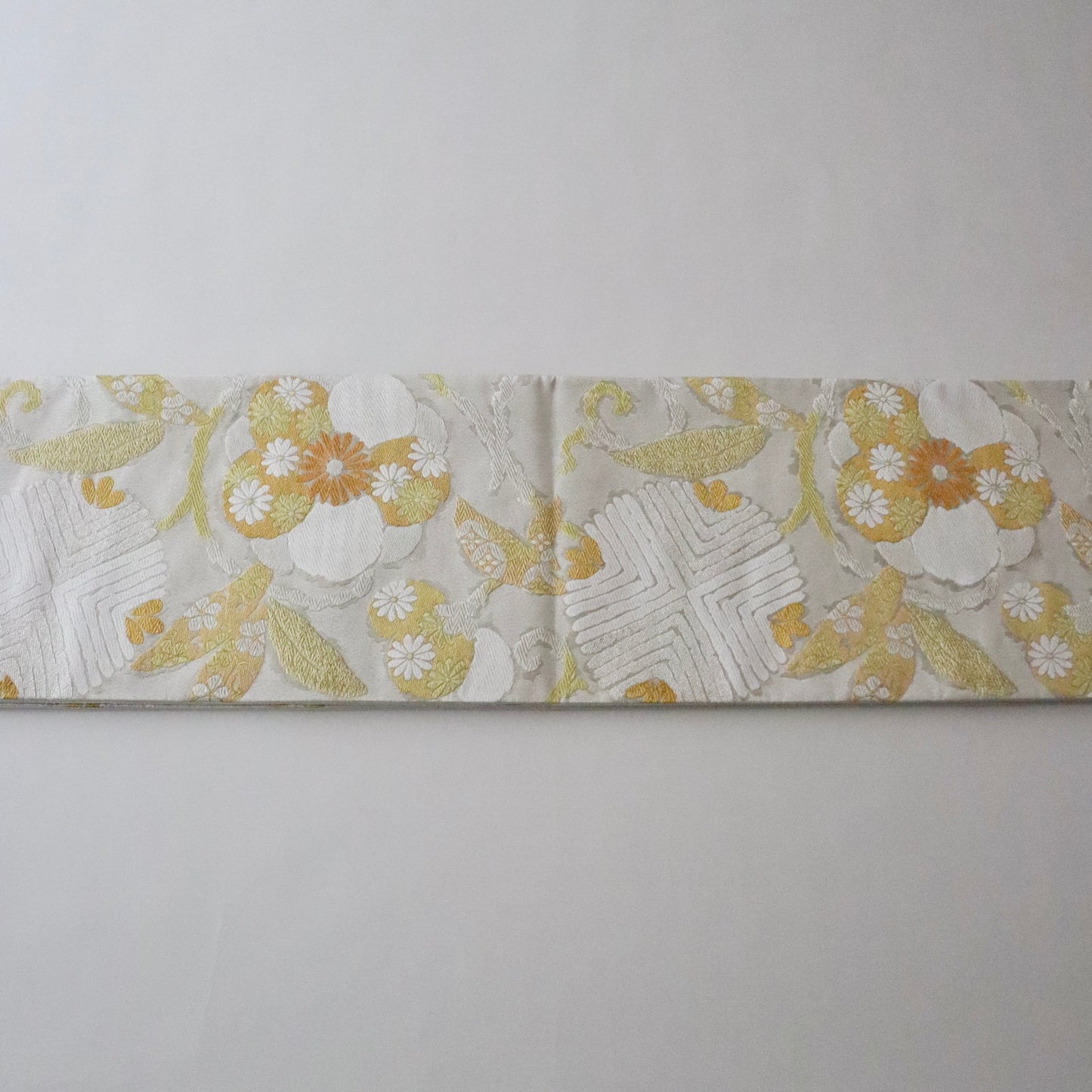 袋帯「煌彩縒金綴 - 笹蔓松華文」志都香