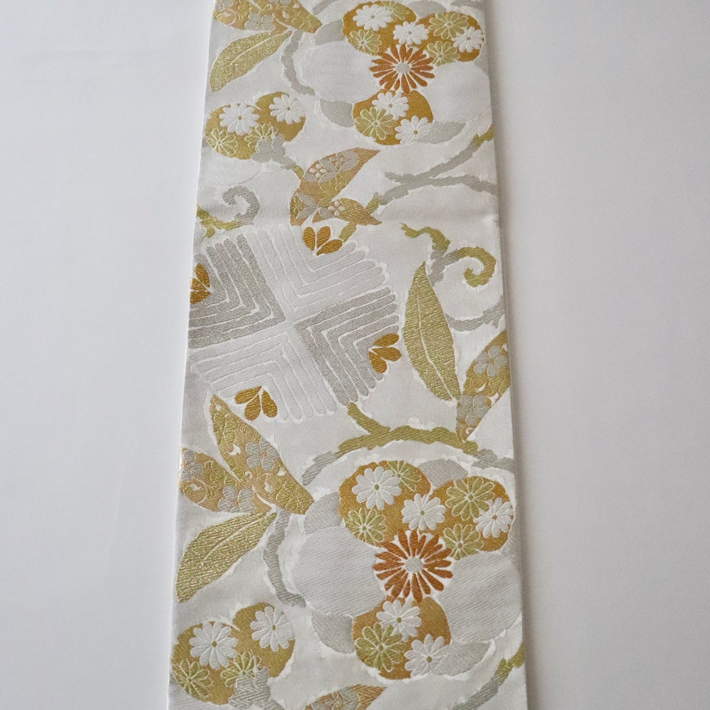 袋帯「煌彩縒金綴 - 笹蔓松華文」志都香