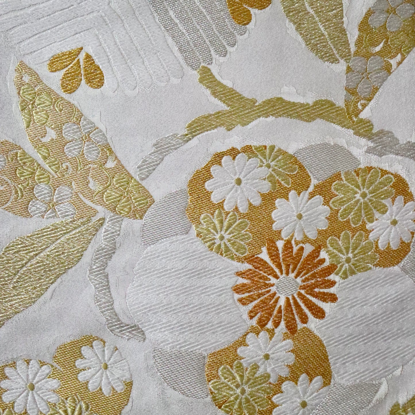 袋帯「煌彩縒金綴 - 笹蔓松華文」志都香