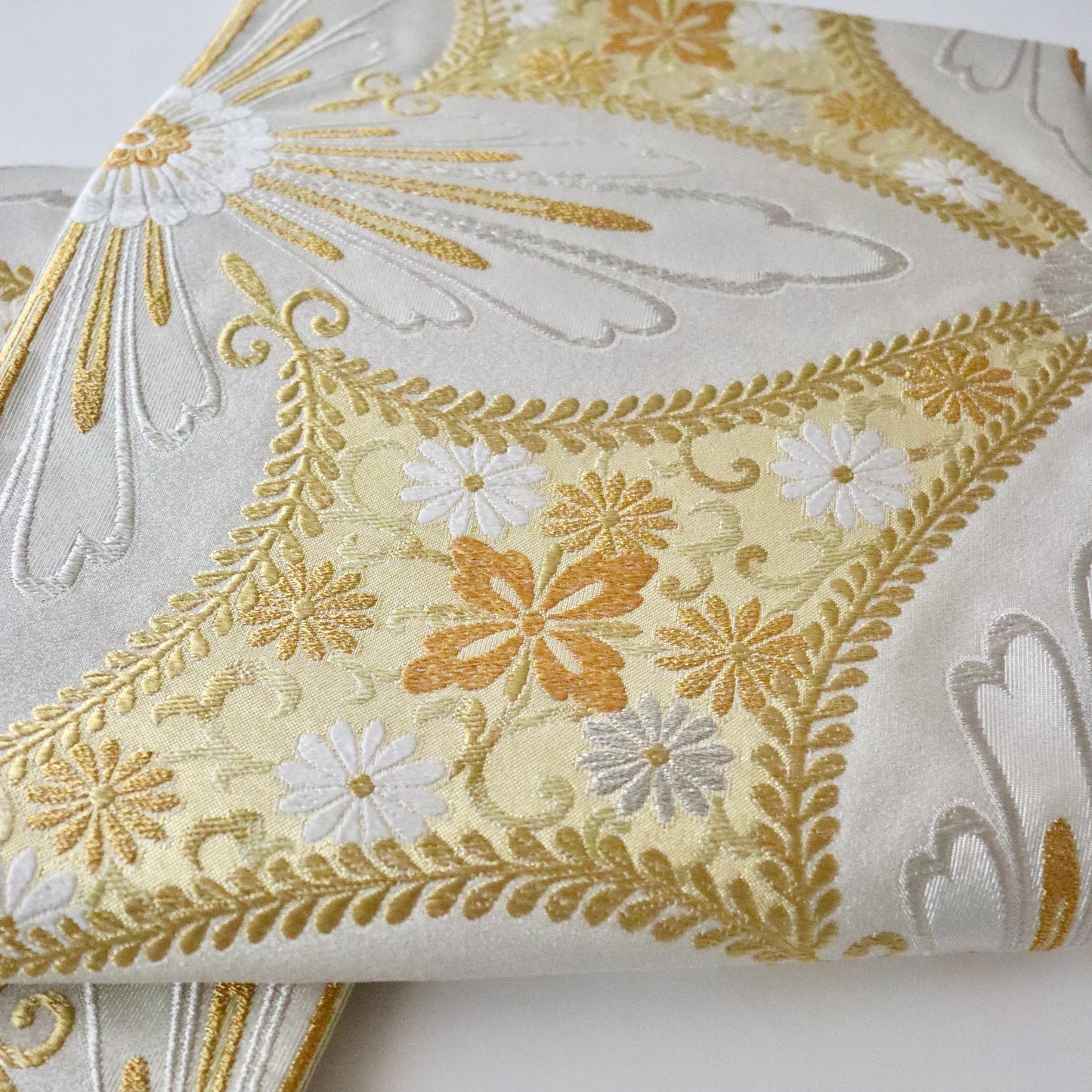 袋帯「煌彩縒金綴 - 花菱菊詰文」志都香