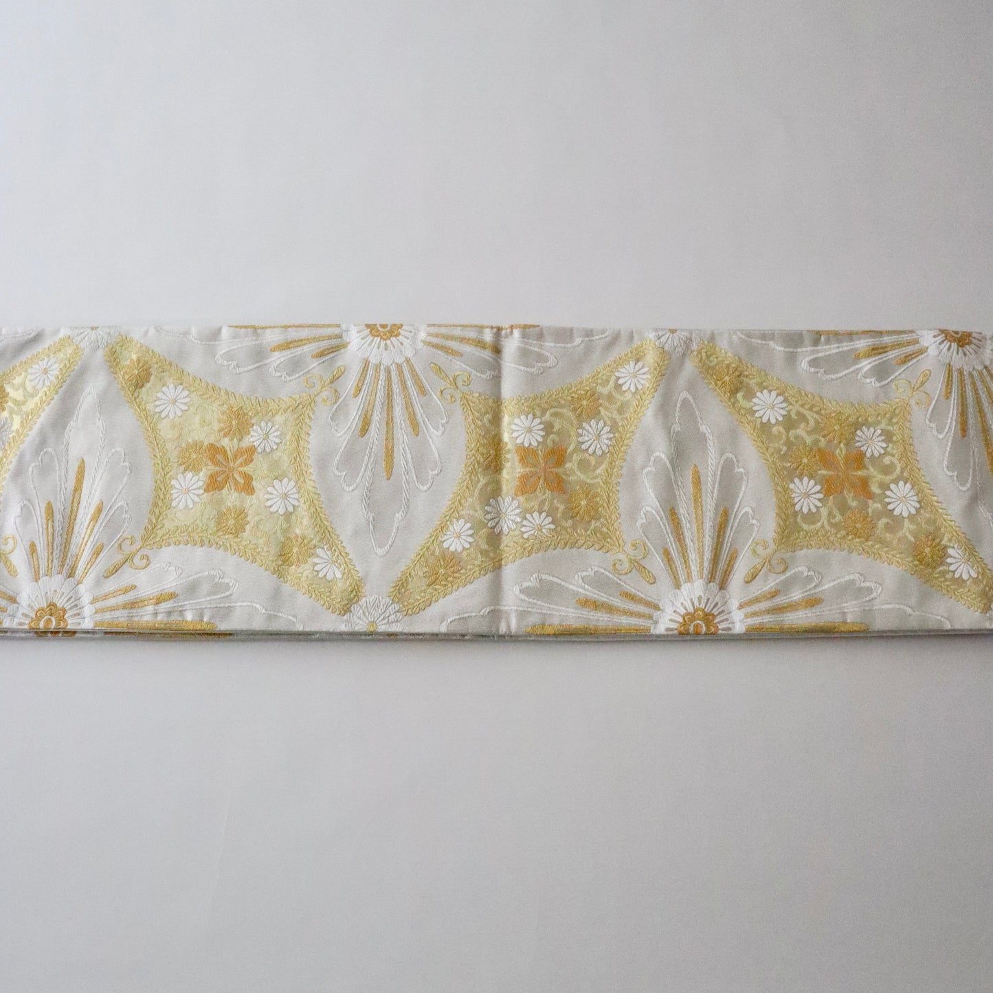 袋帯「煌彩縒金綴 - 花菱菊詰文」志都香