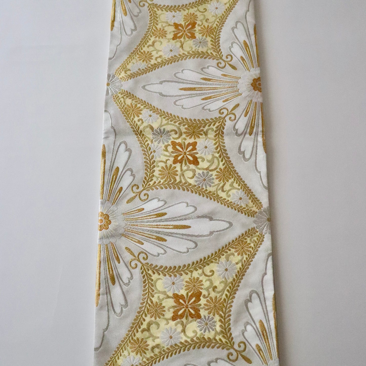 袋帯「煌彩縒金綴 - 花菱菊詰文」志都香