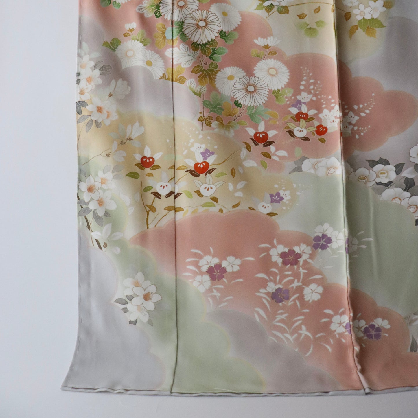 訪問着「手描き友禅 - 花と雲取り」