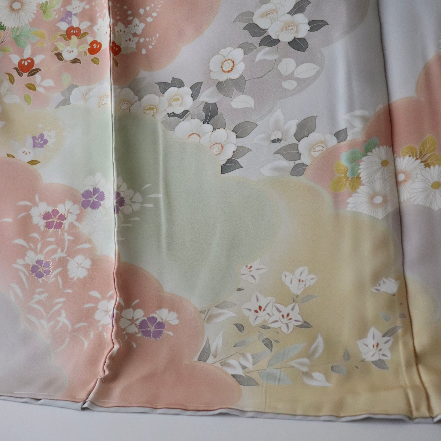 訪問着「手描き友禅 - 花と雲取り」