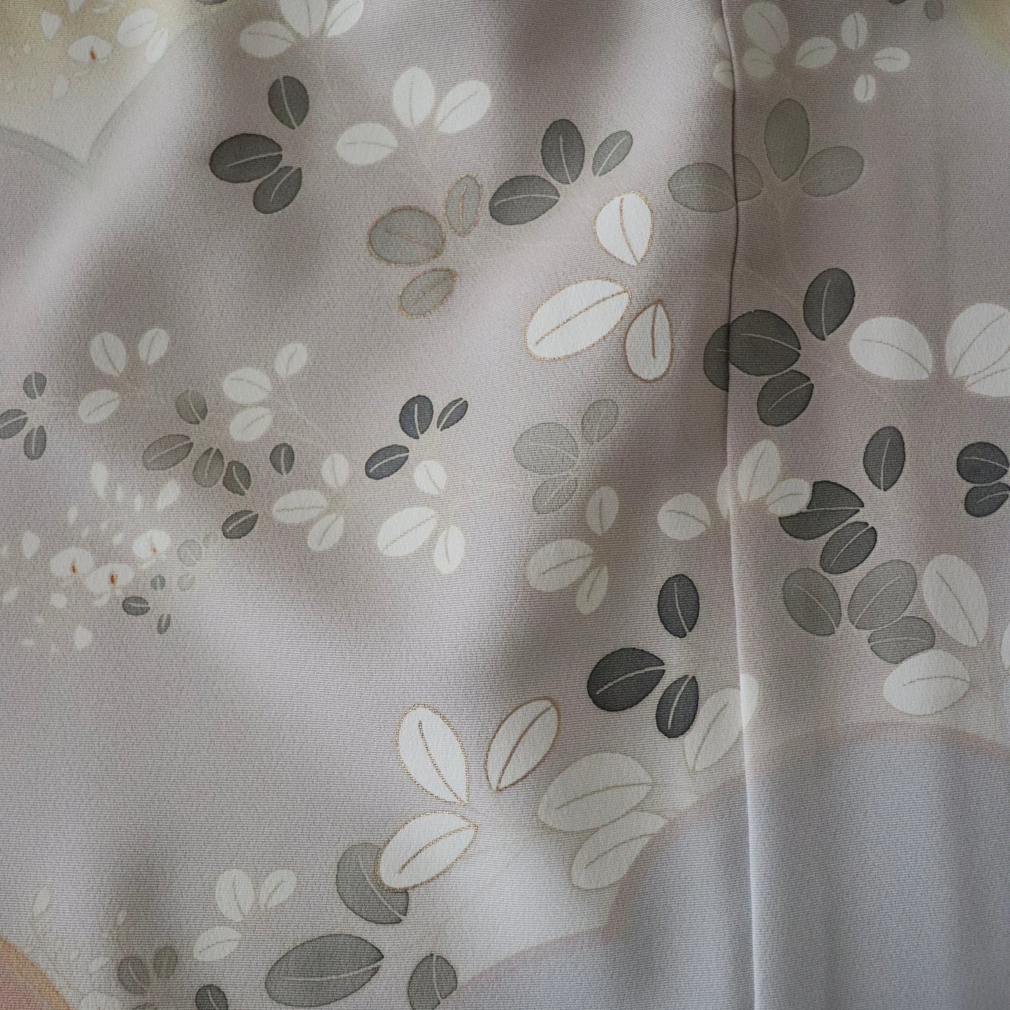 訪問着「手描き友禅 - 花と雲取り」