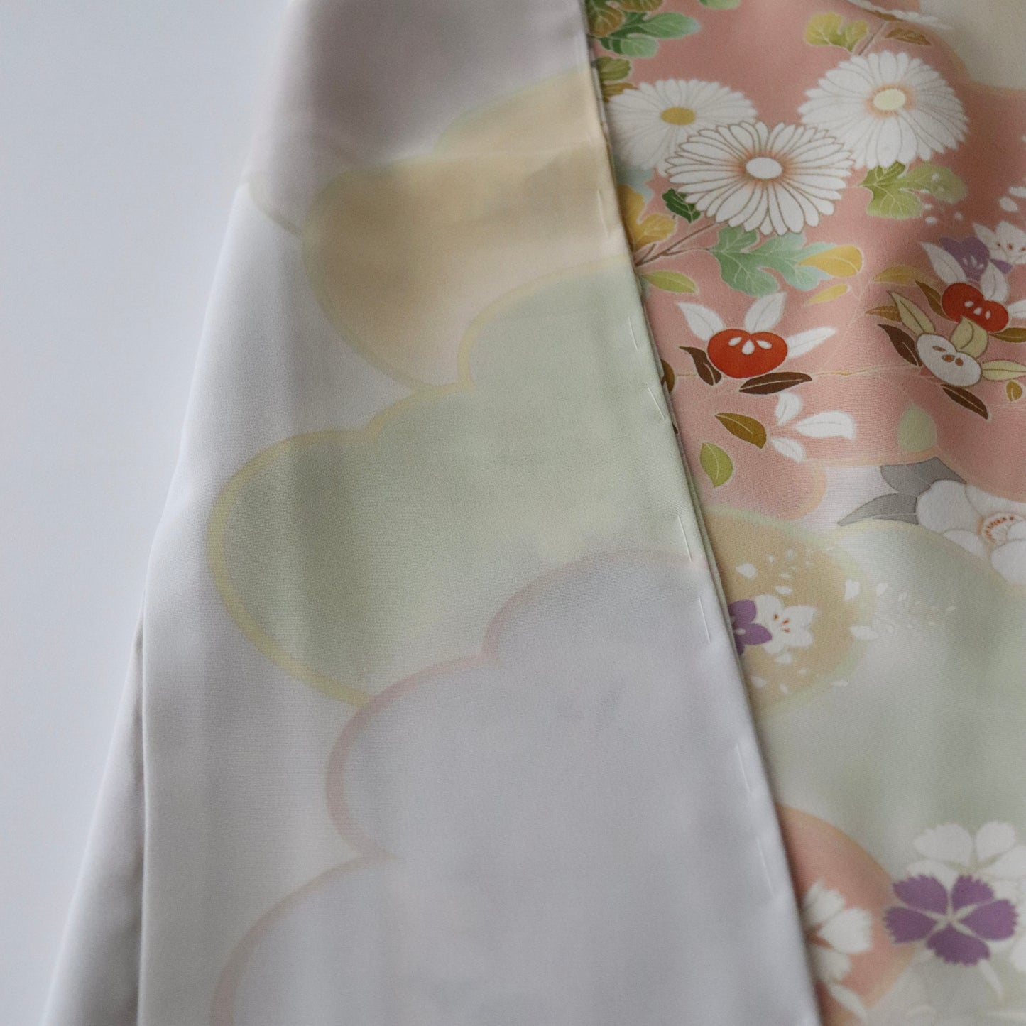 訪問着「手描き友禅 - 花と雲取り」