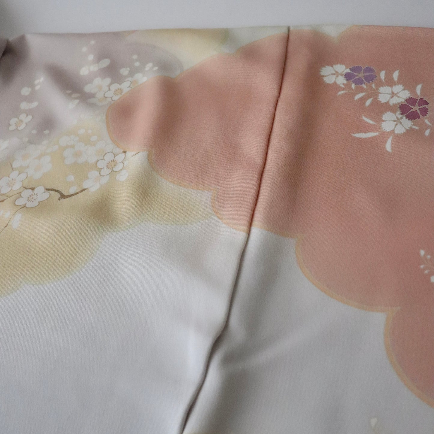 訪問着「手描き友禅 - 花と雲取り」