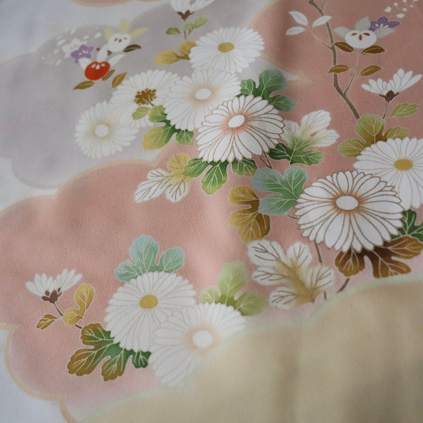 訪問着「手描き友禅 - 花と雲取り」