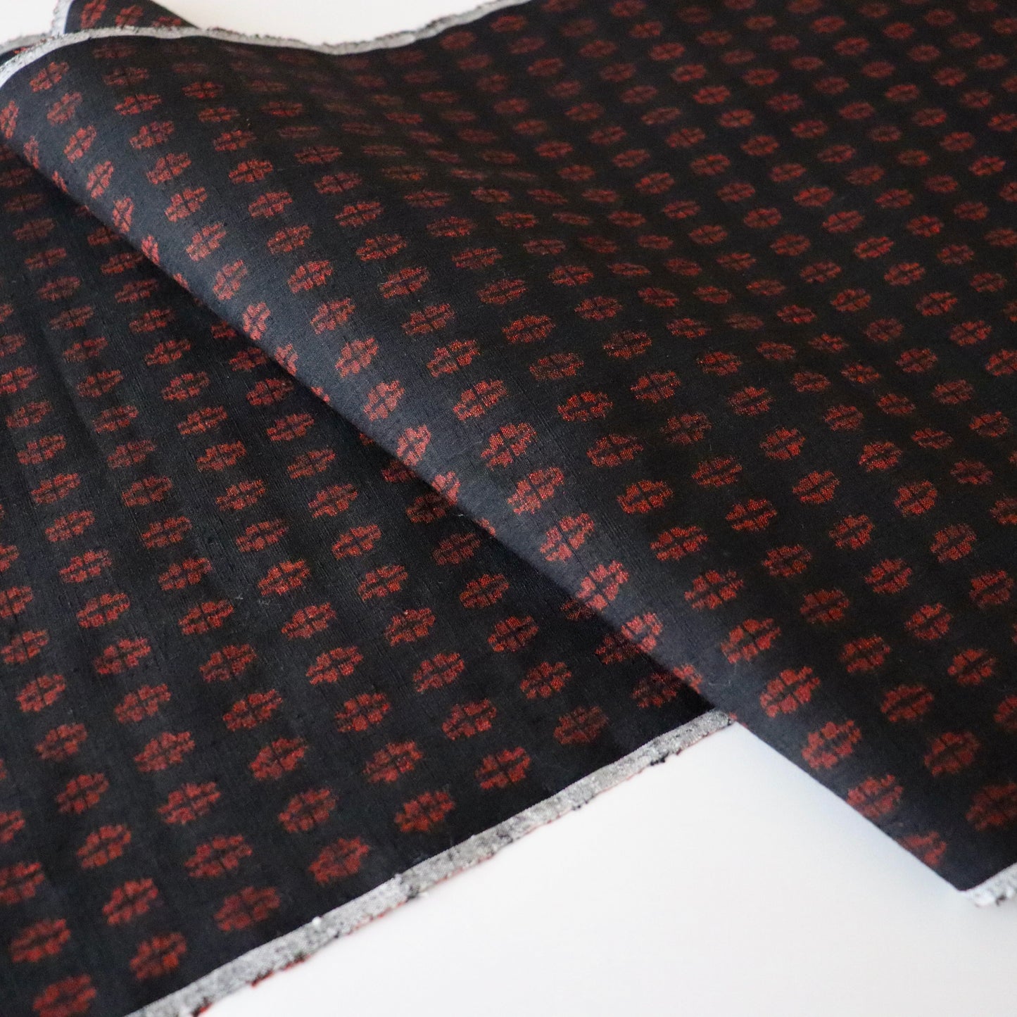 本場結城紬「大正絣 墨黒緋紋」小倉商店