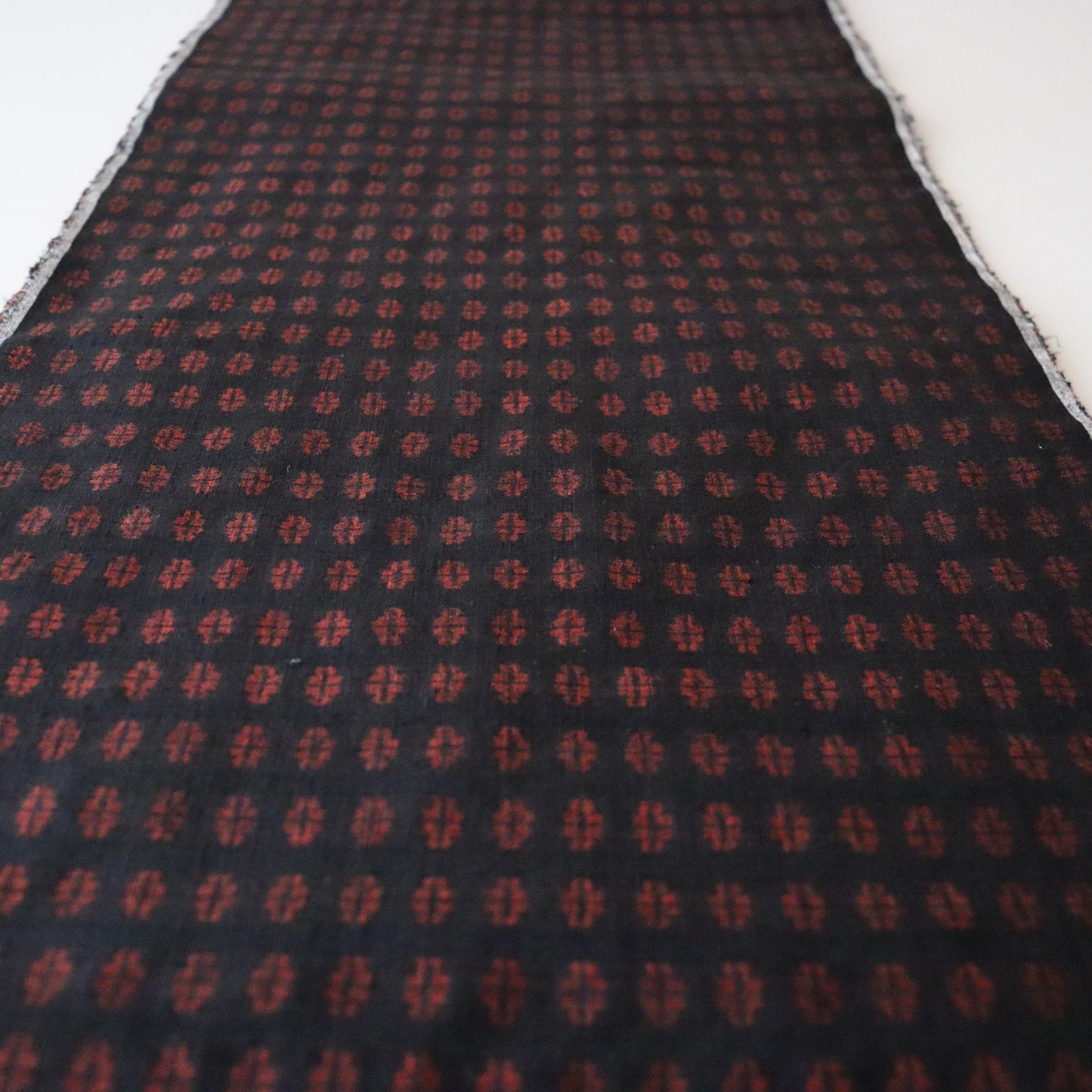 本場結城紬「大正絣 墨黒緋紋」小倉商店