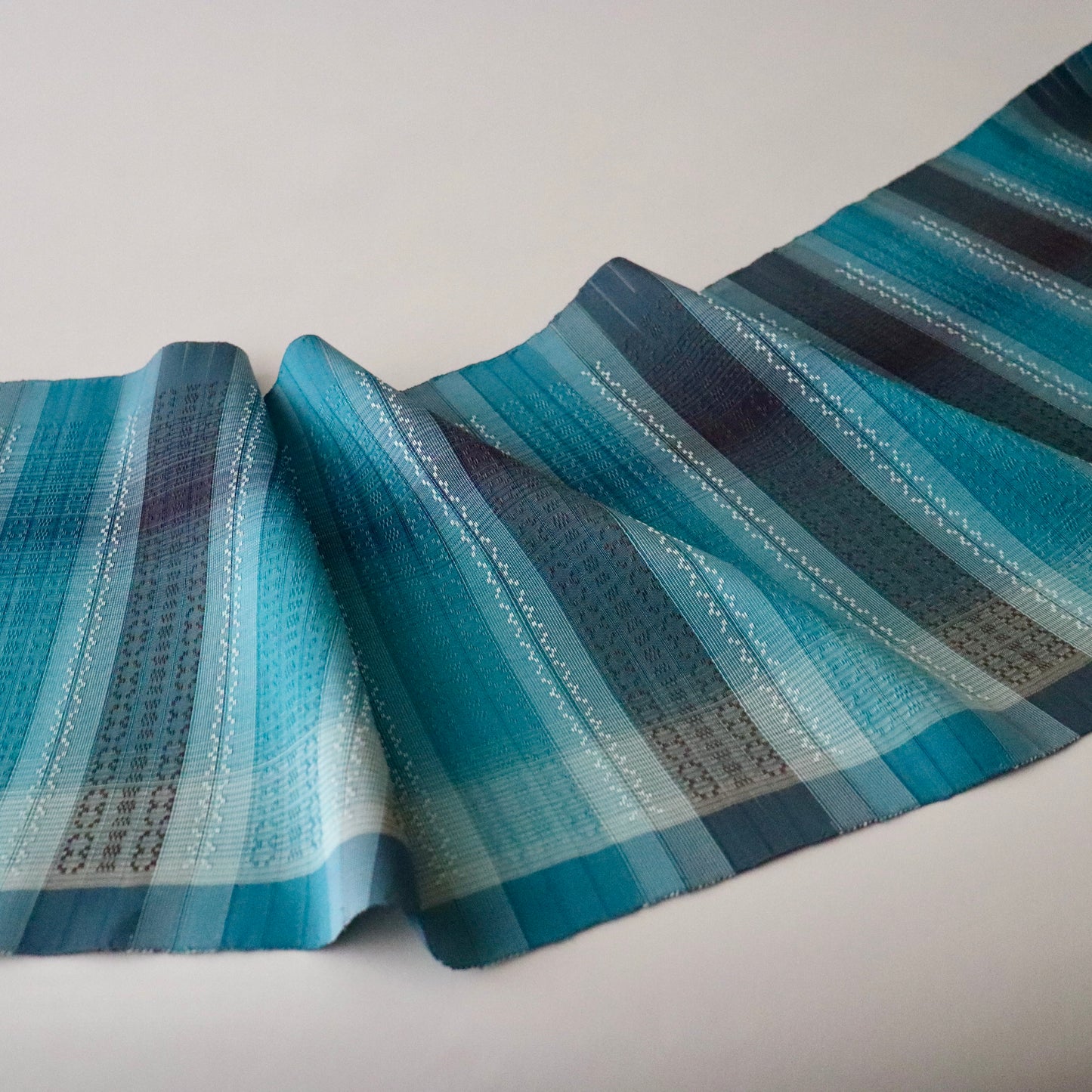 九寸名古屋帯「首里花倉織 - 碧縞」赤嶺真澄