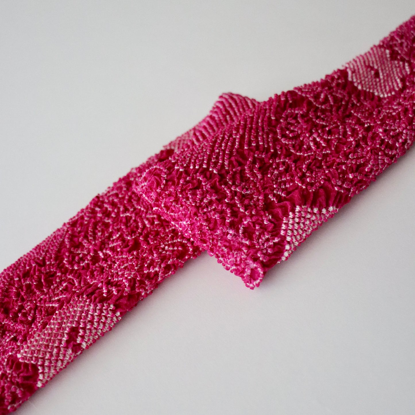 絞染帯揚げ「華流れ - 紅」