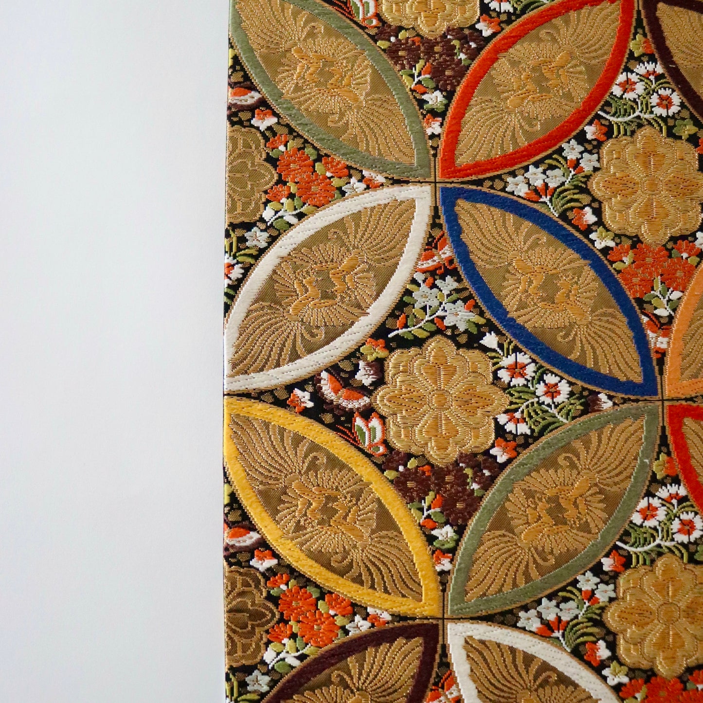 袋帯「彩七宝寿蝶華文」河合美術織物