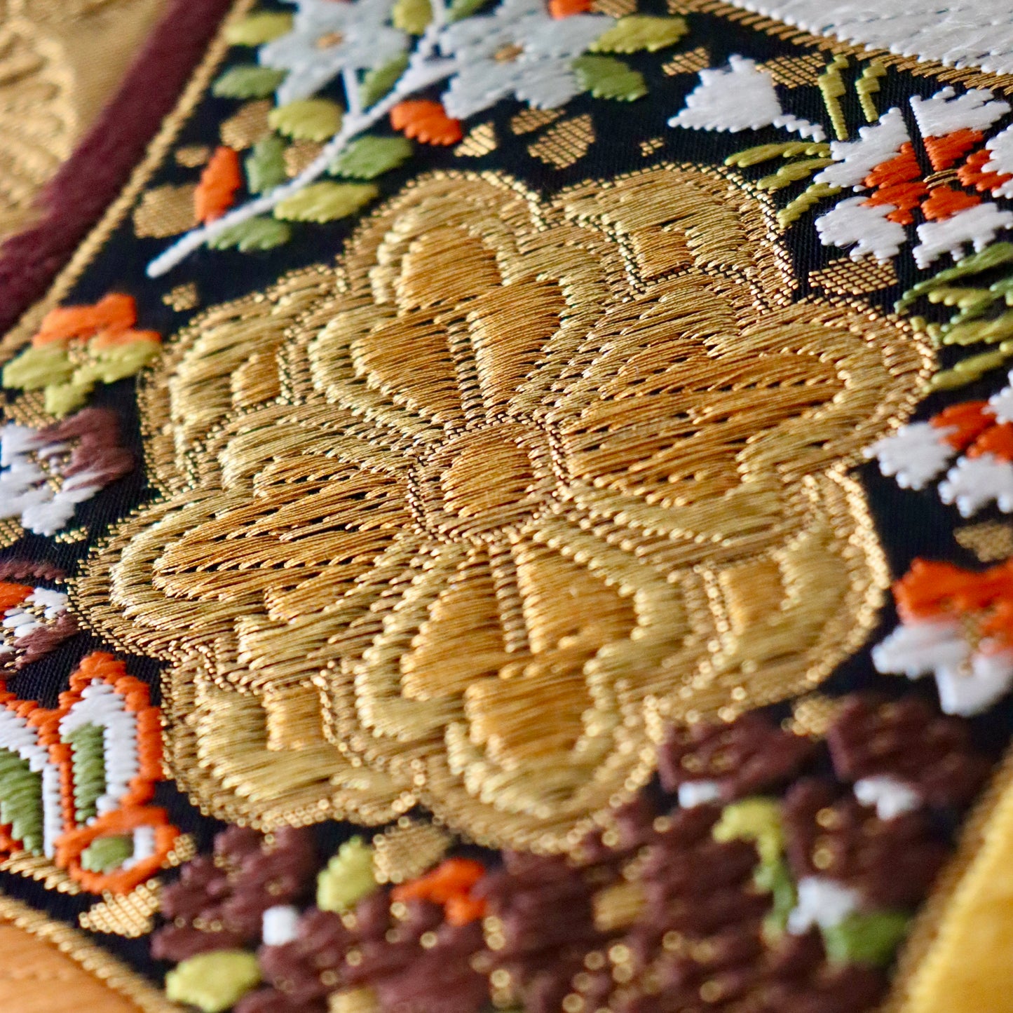 袋帯「彩七宝寿蝶華文」河合美術織物