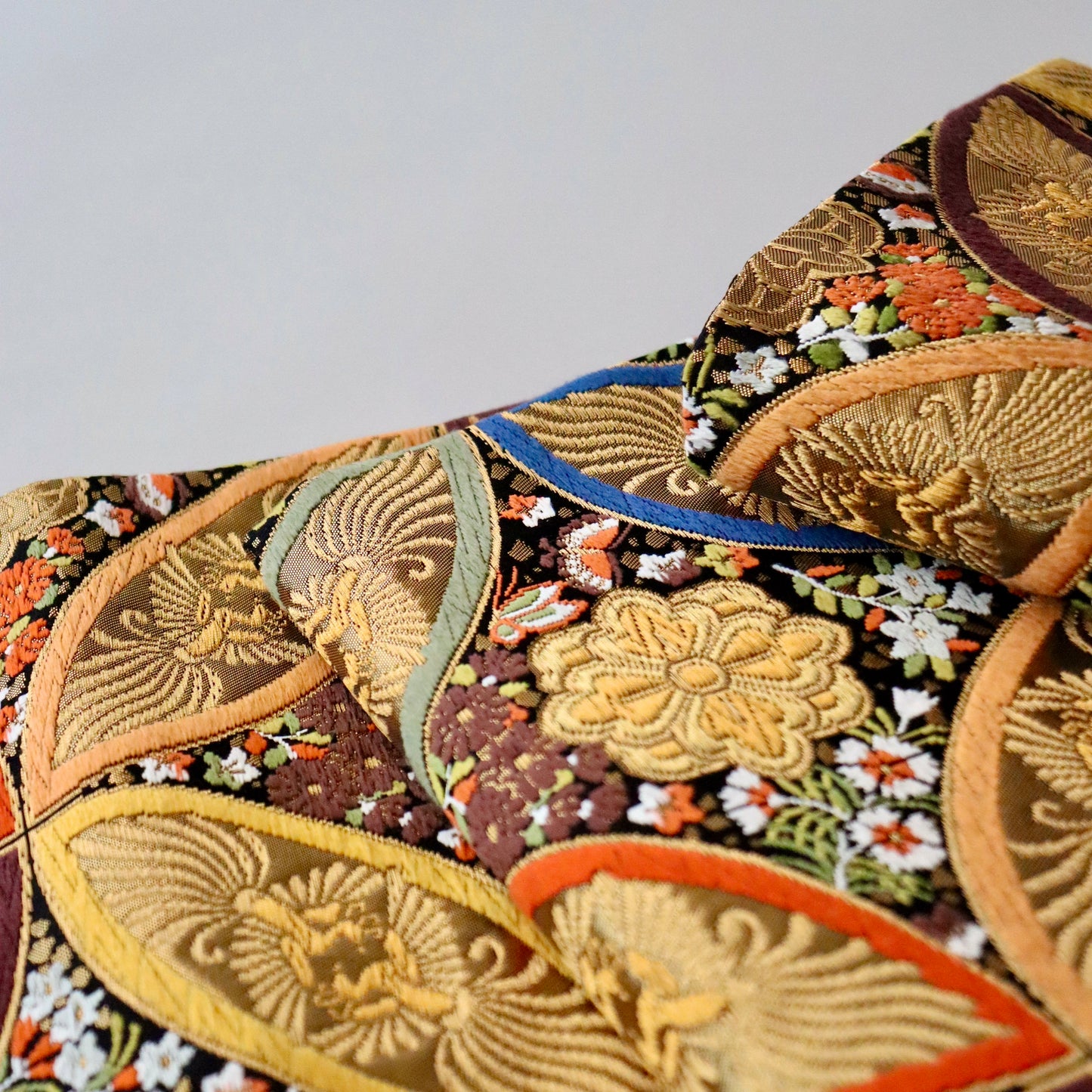 袋帯「彩七宝寿蝶華文」河合美術織物