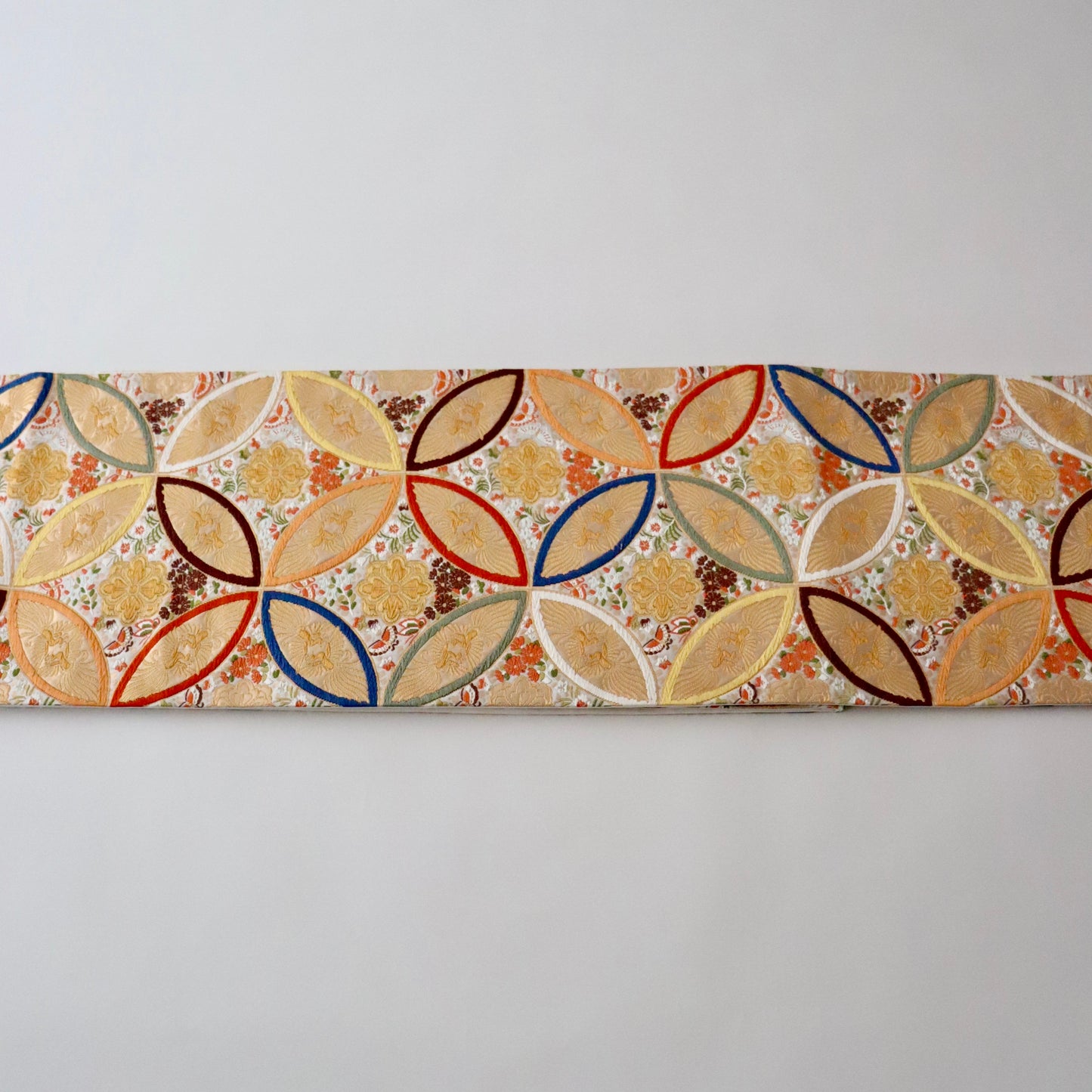 袋帯「彩七宝寿蝶華文」河合美術織物