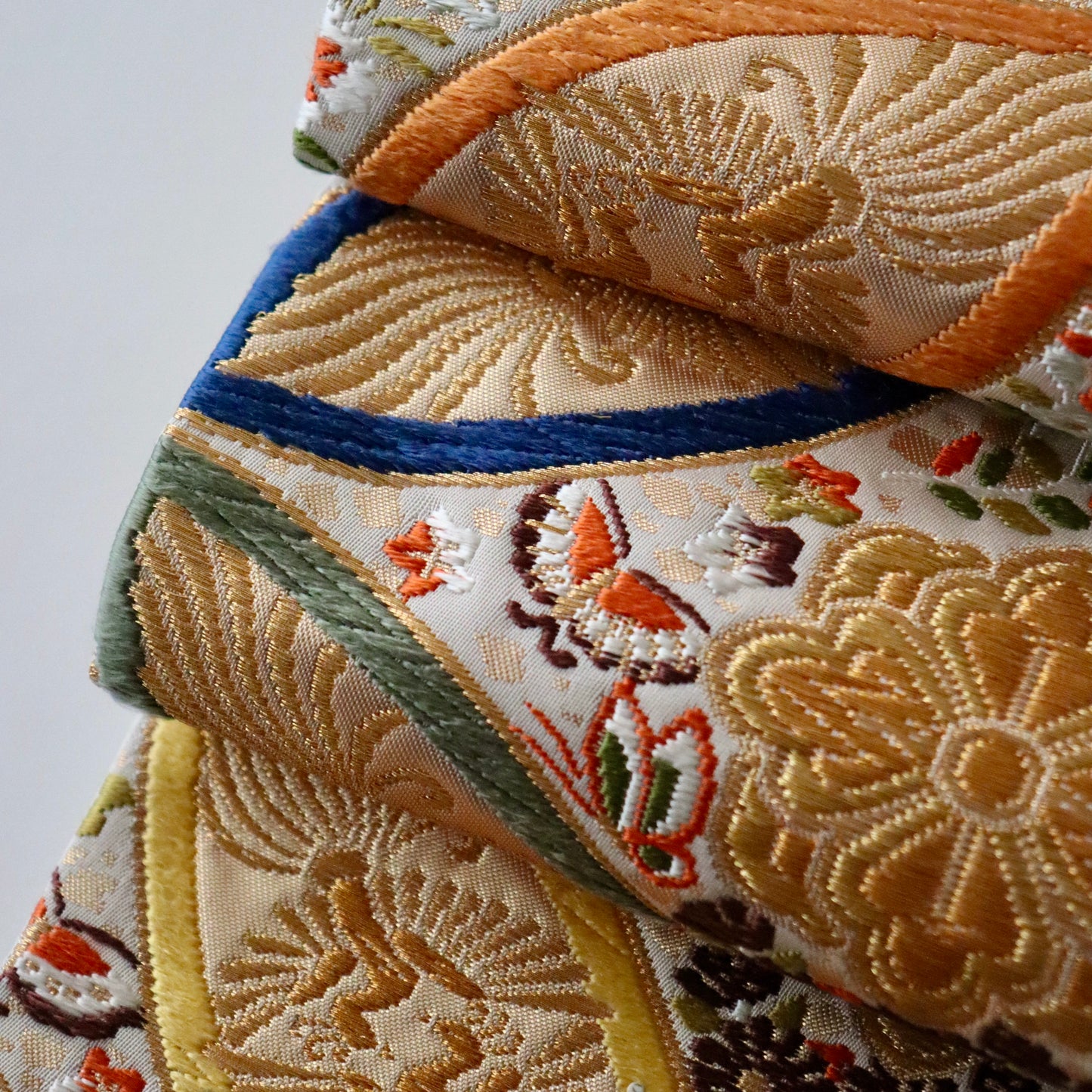 袋帯「彩七宝寿蝶華文」河合美術織物