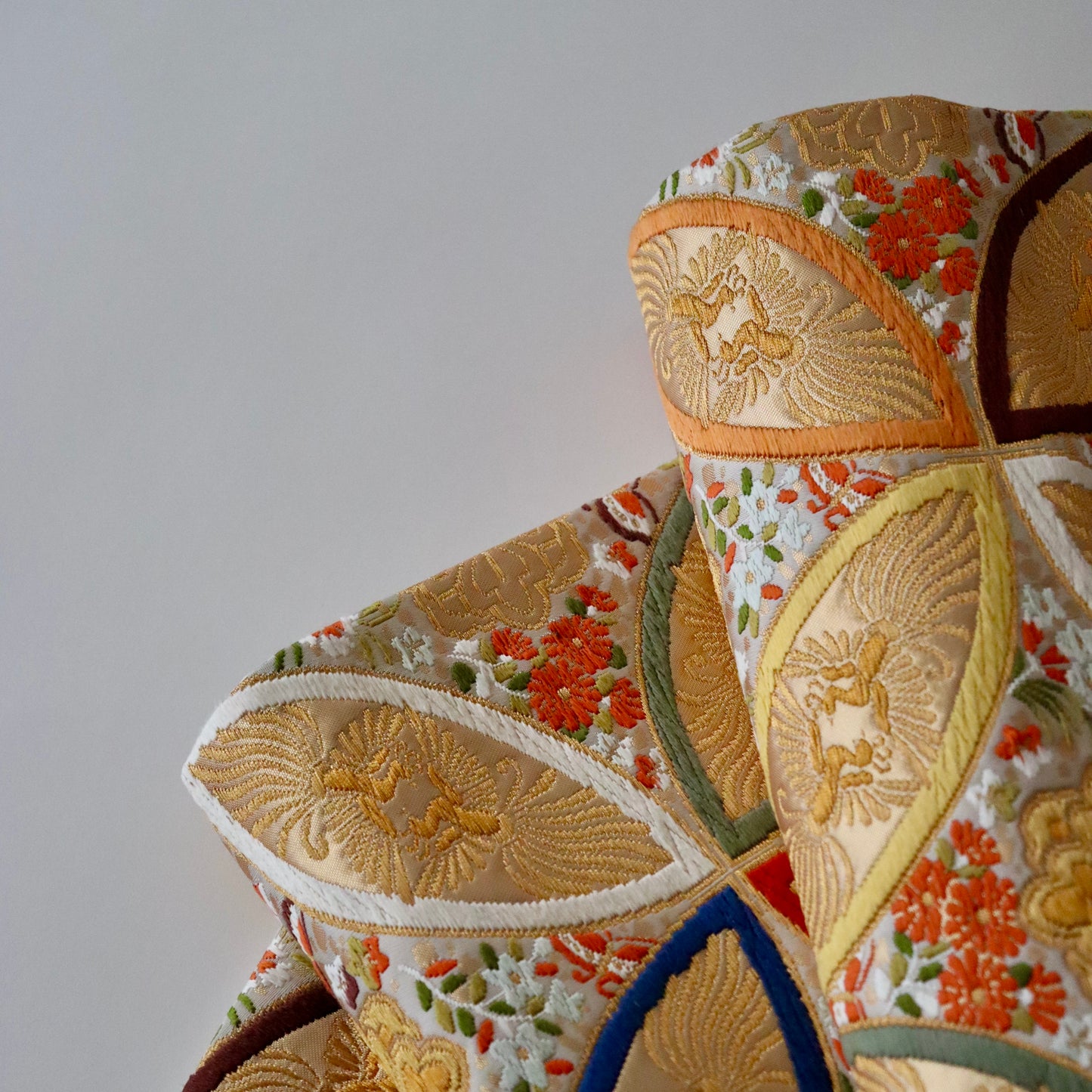 袋帯「彩七宝寿蝶華文」河合美術織物