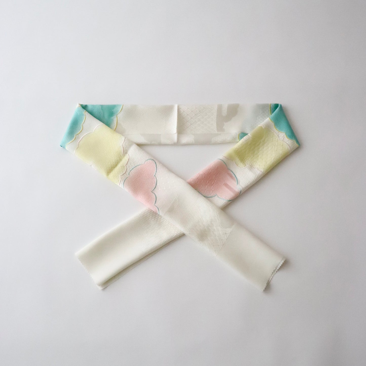 帯揚げ「雲三色暈し雲取横振刺繍 - yel-pnk」和小物さくら