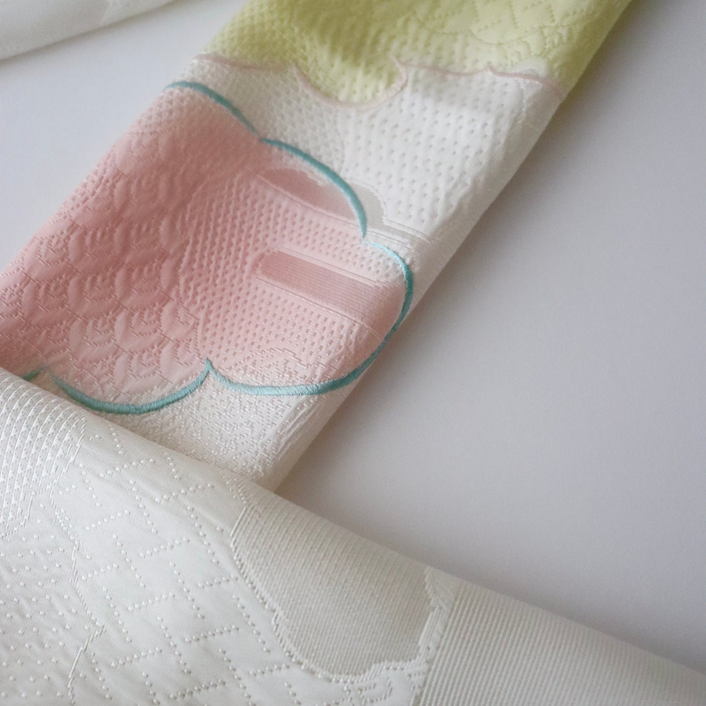 帯揚げ「雲三色暈し雲取横振刺繍 - yel-pnk」和小物さくら