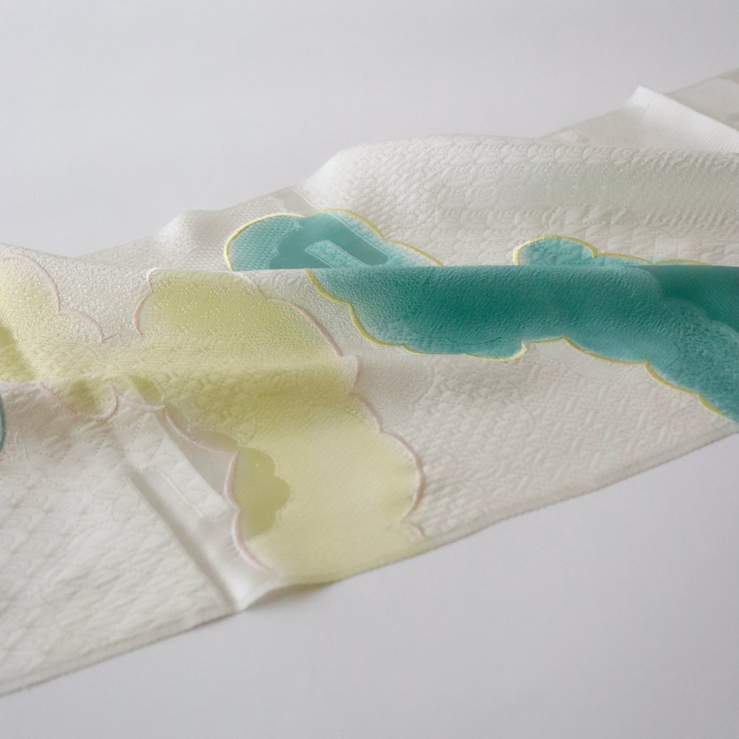帯揚げ「雲三色暈し雲取横振刺繍 - yel-pnk」和小物さくら
