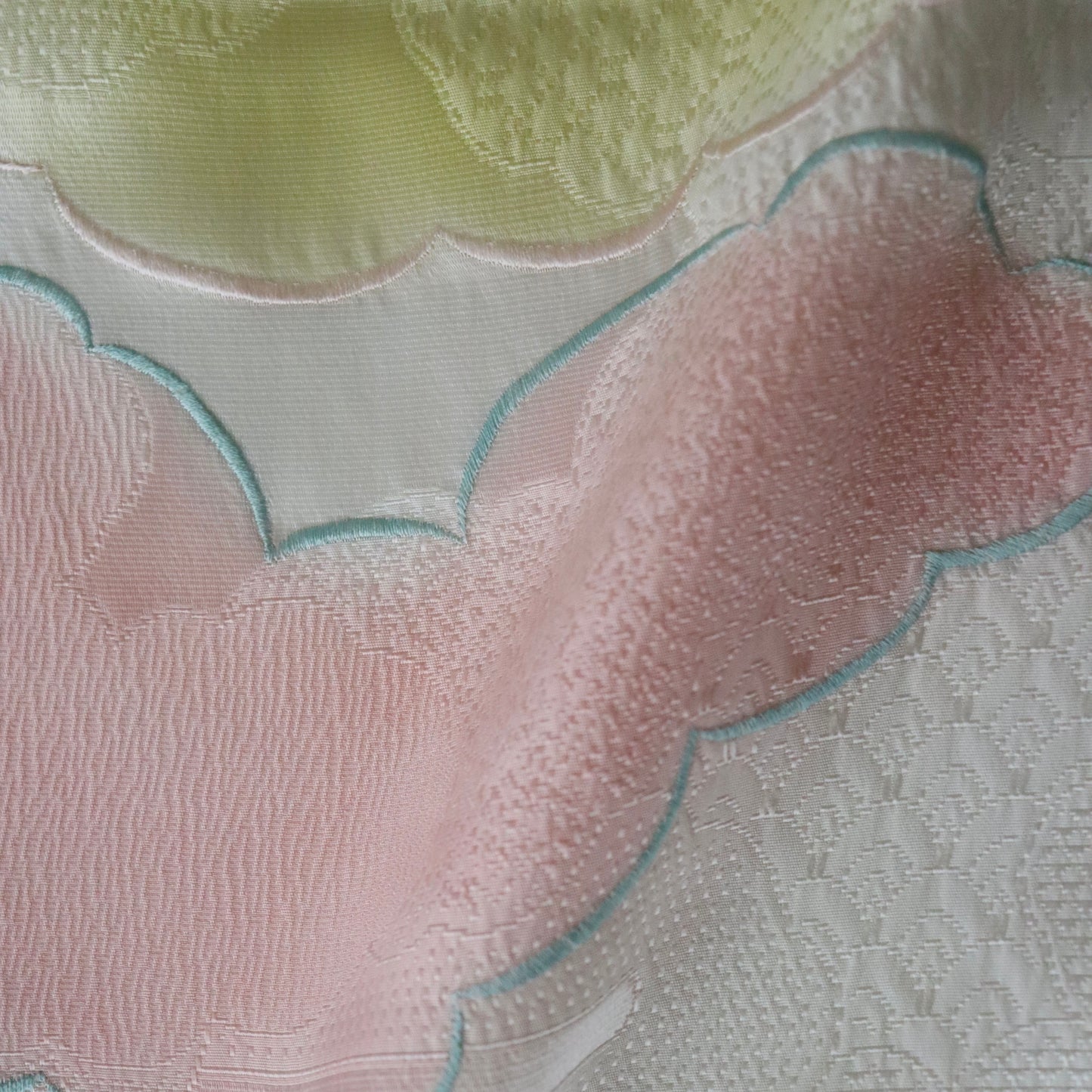 帯揚げ「雲三色暈し雲取横振刺繍 - yel-pnk」和小物さくら