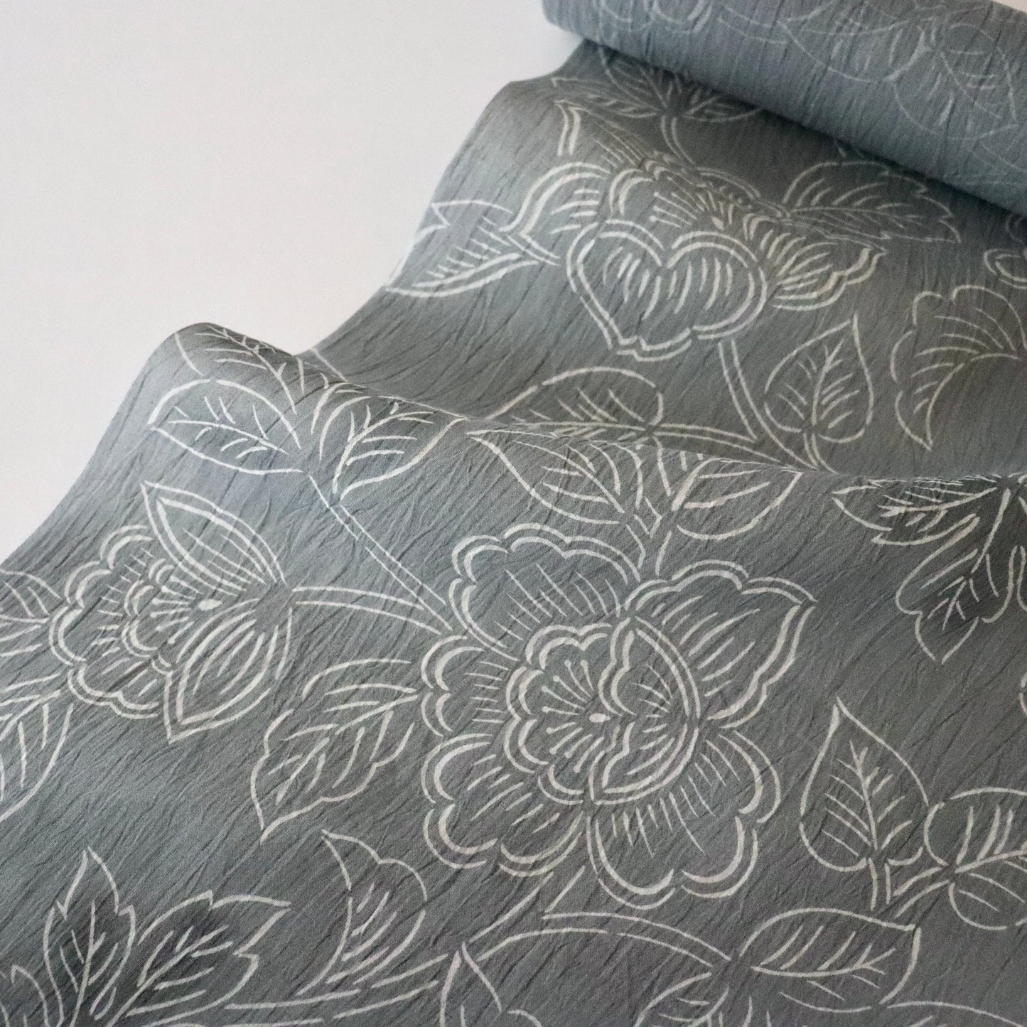 小千谷ちぢみ「型染  - 葡萄唐花」紺仁