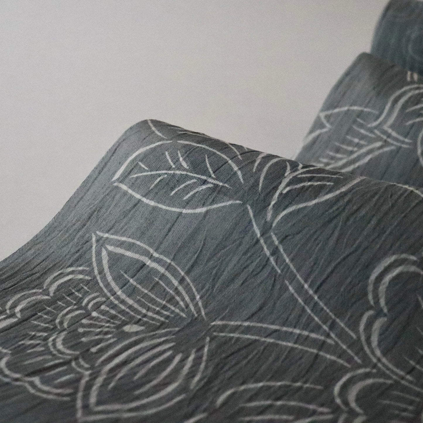 小千谷ちぢみ「型染  - 葡萄唐花」紺仁