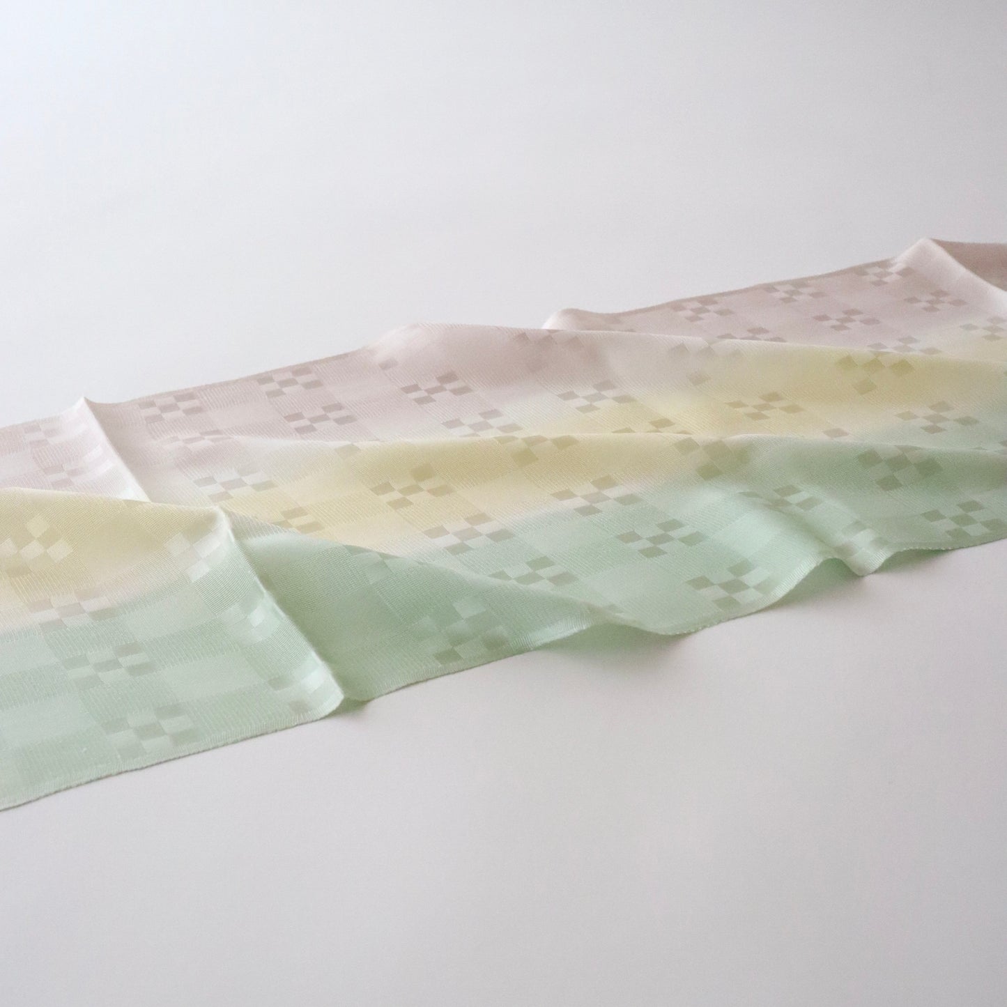 帯揚げ「紋紗市松地紋立暈し-pu/yr/gr」和小物さくら