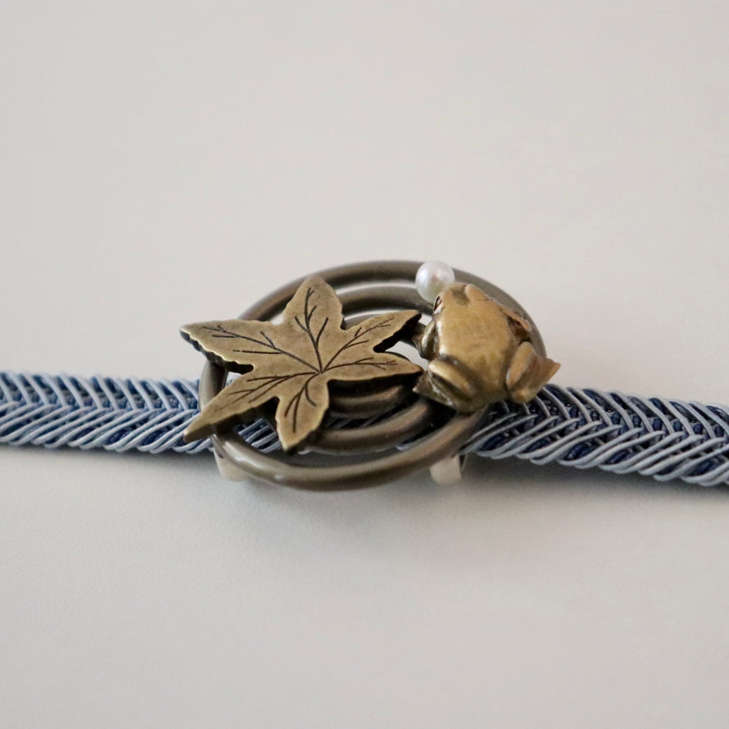 帯留「蛙と楓と波紋」大原商店