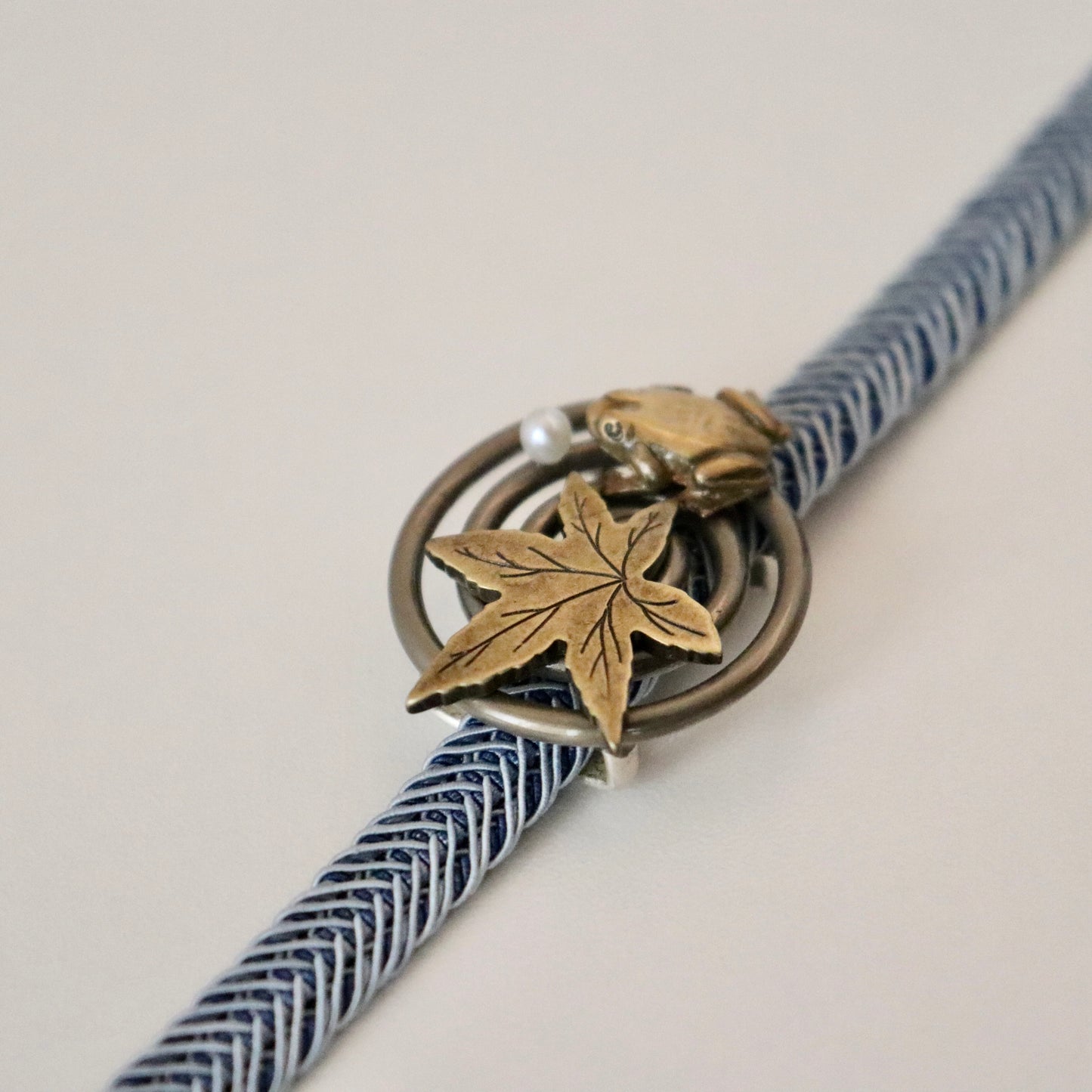 帯留「蛙と楓と波紋」大原商店