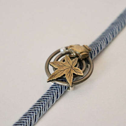 帯留「蛙と楓と波紋」大原商店