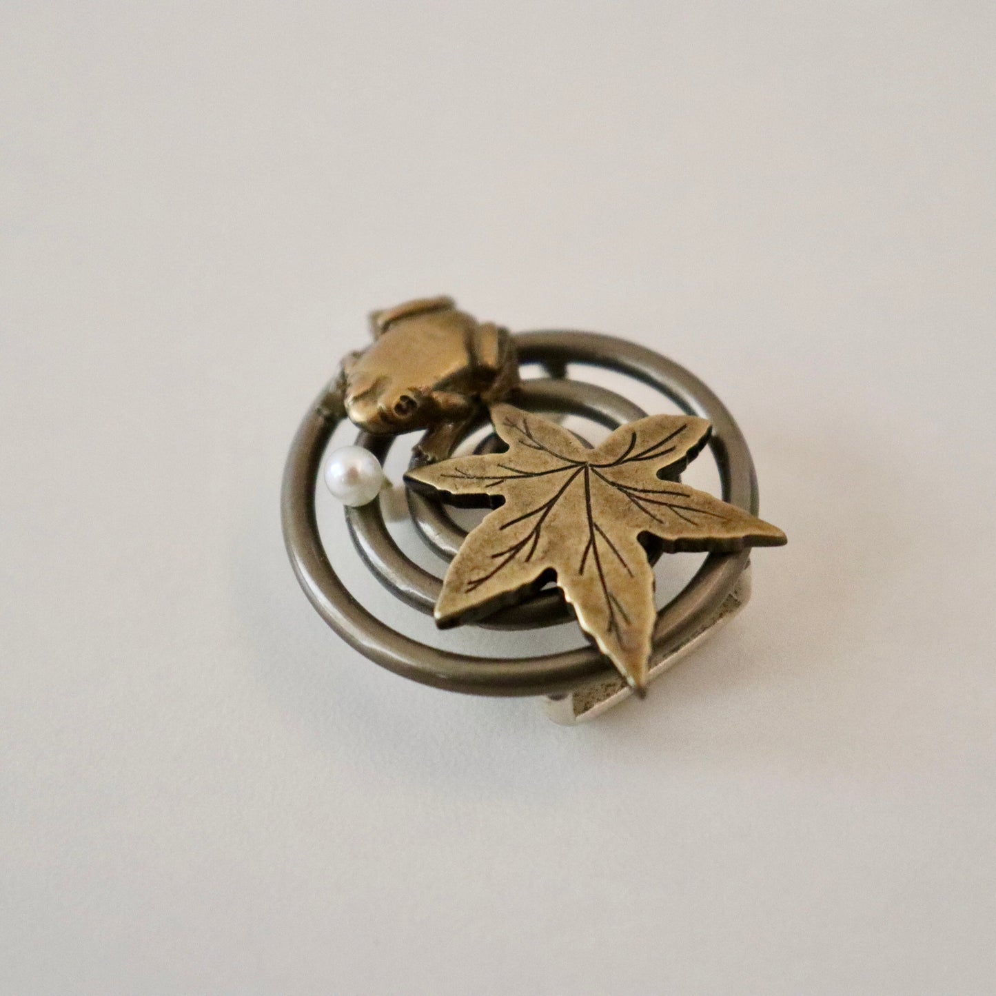 帯留「蛙と楓と波紋」大原商店