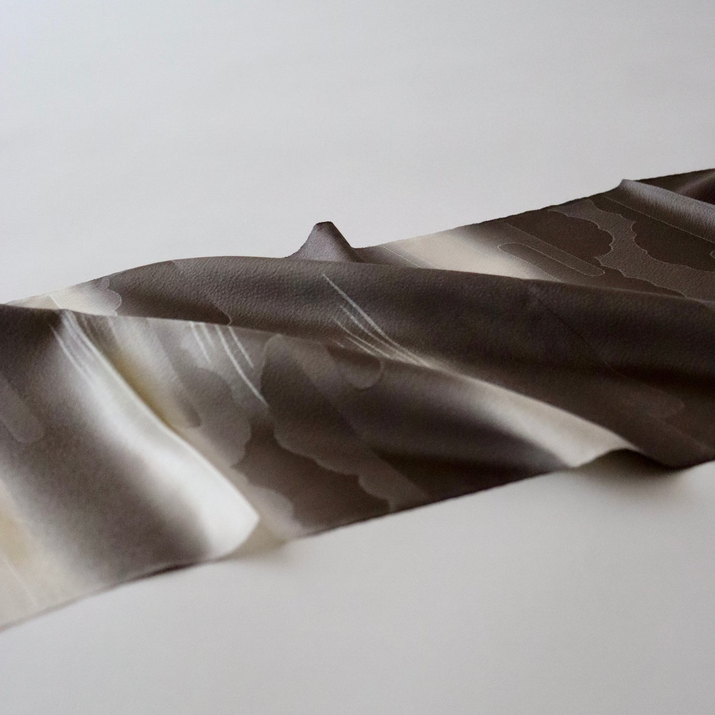 帯揚げ「雲文霞暈し - gry」和小物さくら