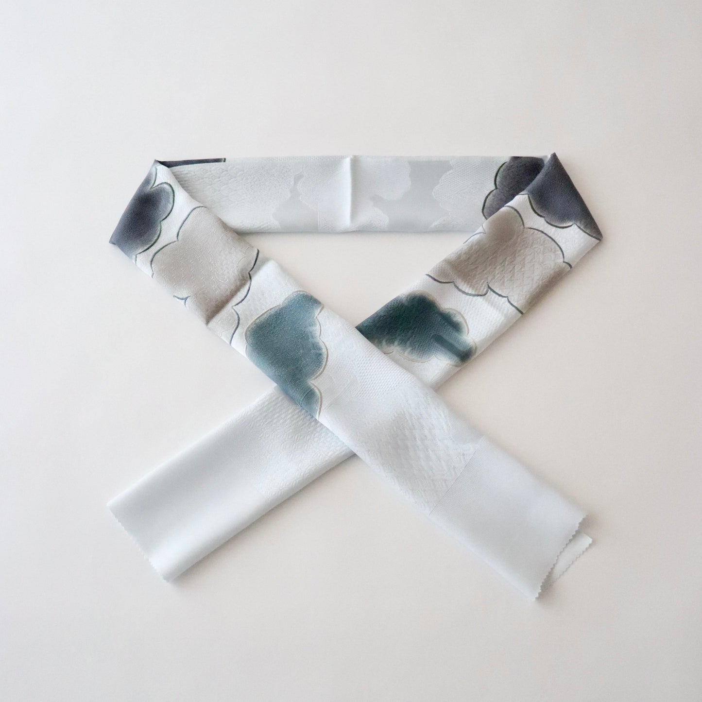 帯揚げ「雲三色暈し雲取横振刺繍 - dk.g/gr/gr.gy」和小物さくら