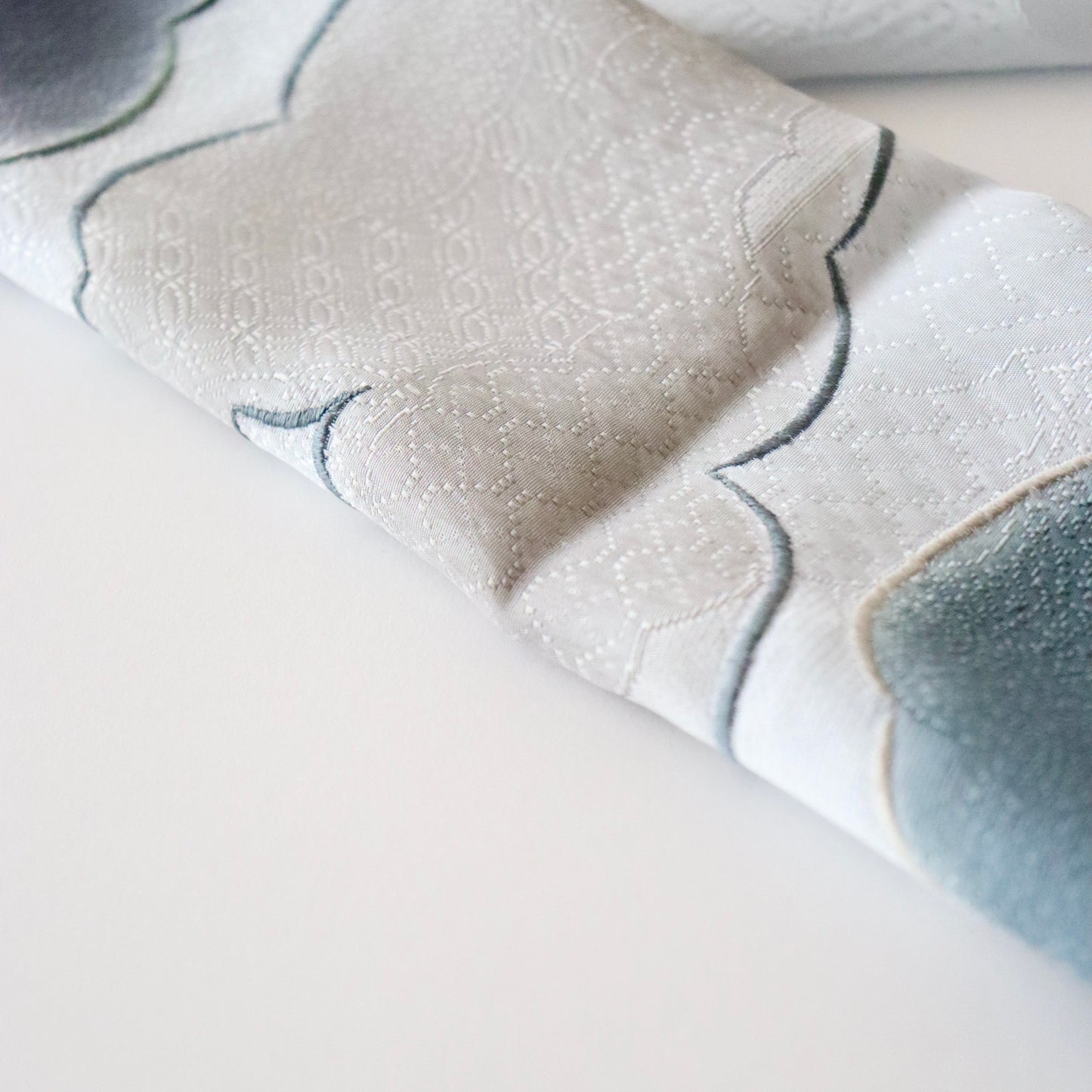 帯揚げ「雲三色暈し雲取横振刺繍 - dk.g/gr/gr.gy」和小物さくら