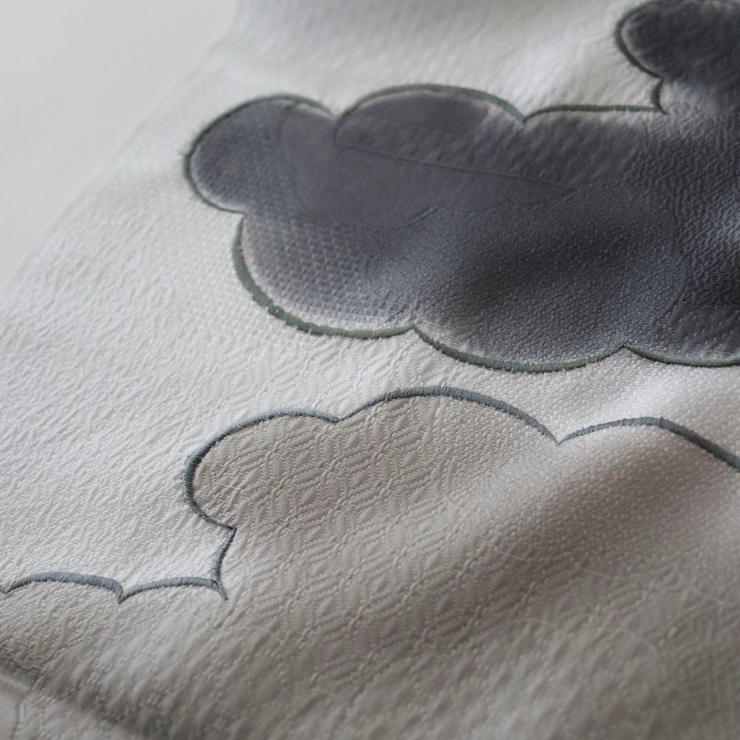 帯揚げ「雲三色暈し雲取横振刺繍 - dk.g/gr/gr.gy」和小物さくら
