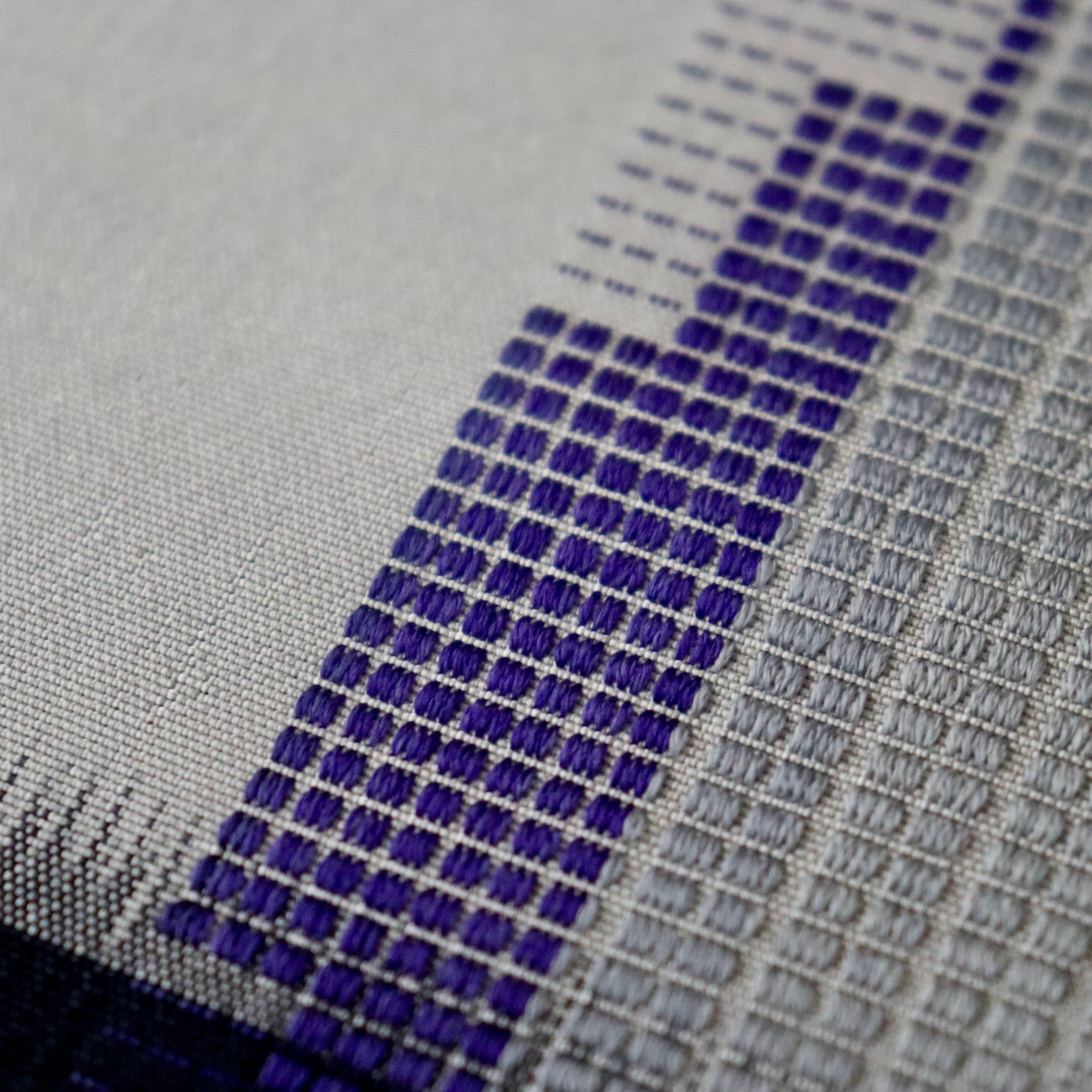 九寸名古屋帯「経浮絣花織 - 濃紺段 円」澤村佳世 – 荒井呉服店