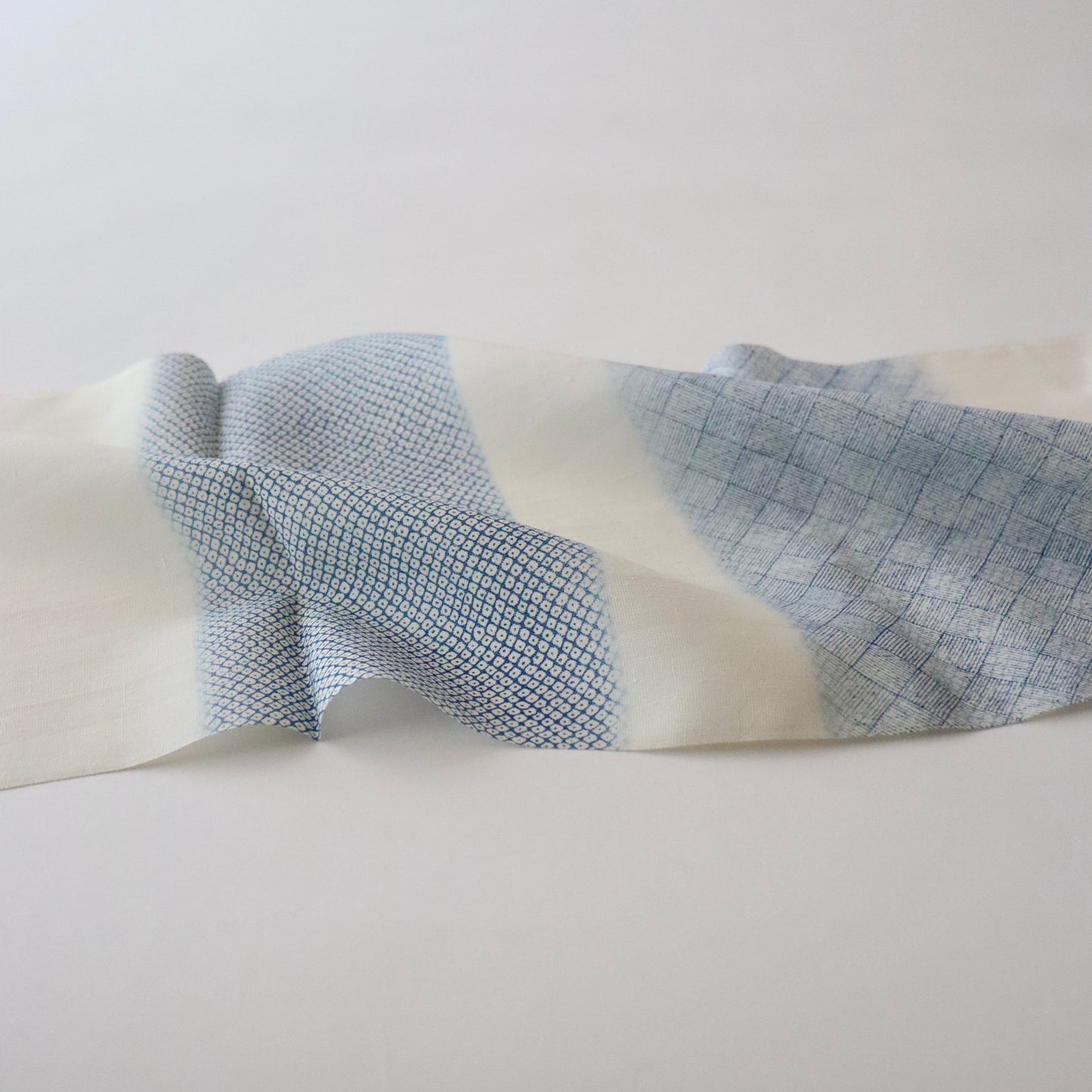 帯揚げ「生紬地摺型友禅疋田網代柄 blu - 多ち花」和小物さくら